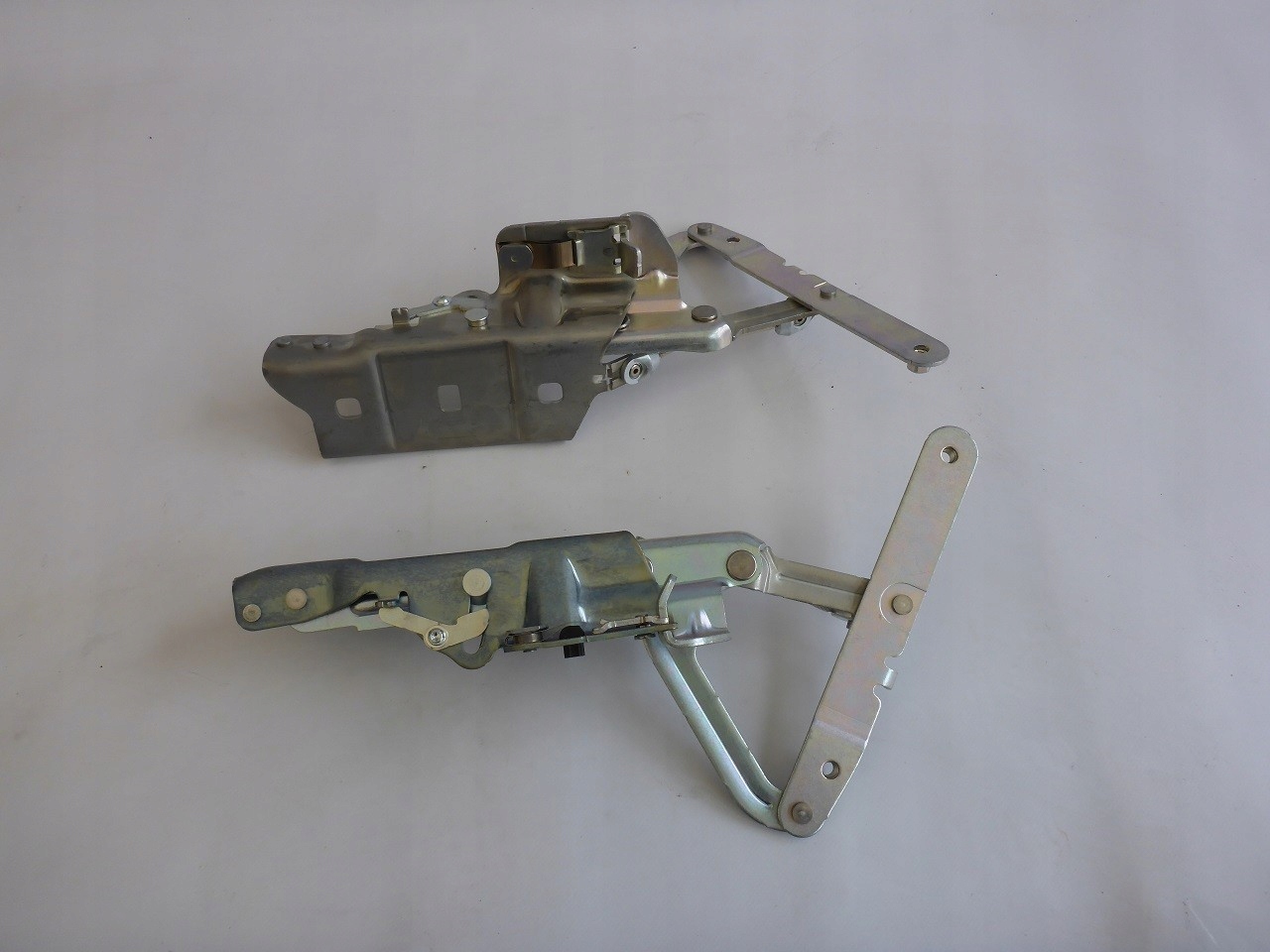 ZAWIAS MASKI PRZÓD LEWY PRAWY OPEL INSIGNIA B 17-