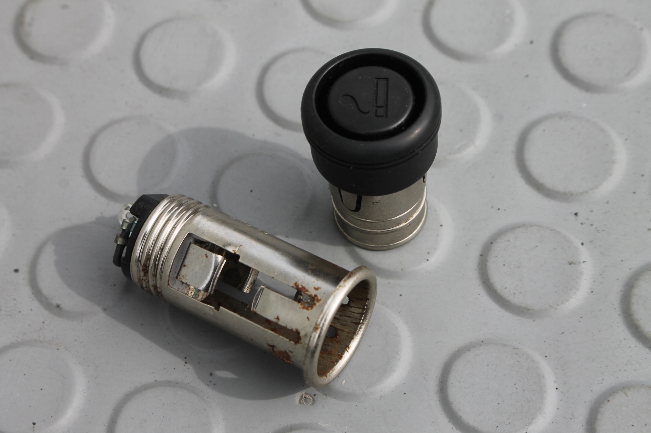 GNIAZDO 12V ZAPALNICZKA GRAND VITARA II 05-14 Producent części Suzuki OE