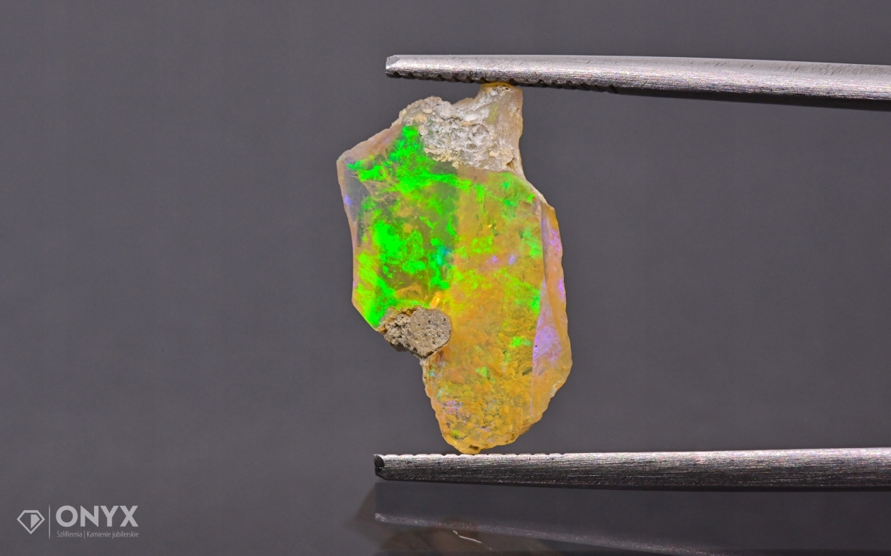 Opal z Etiopie hrudka 16x9 mm