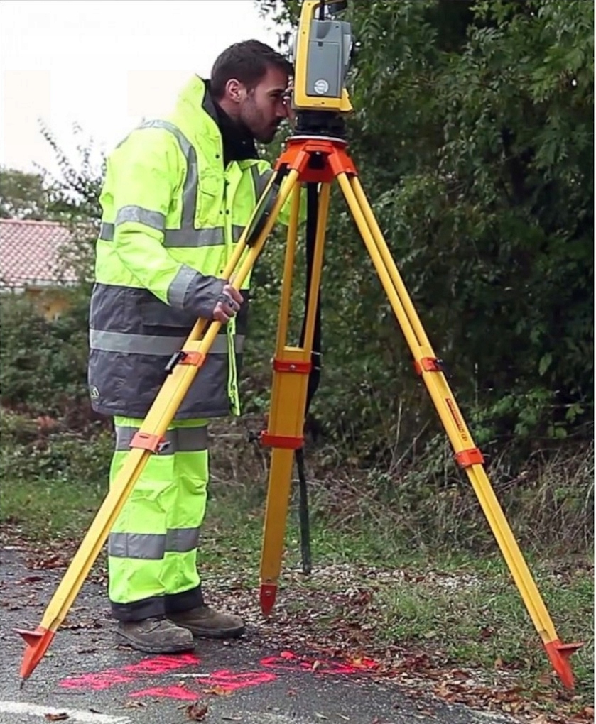 SOPPEC FLUO TP SPRAY FARBA GEODEZYJNA CZERWONA Kolor czerwony fluorescencyjny