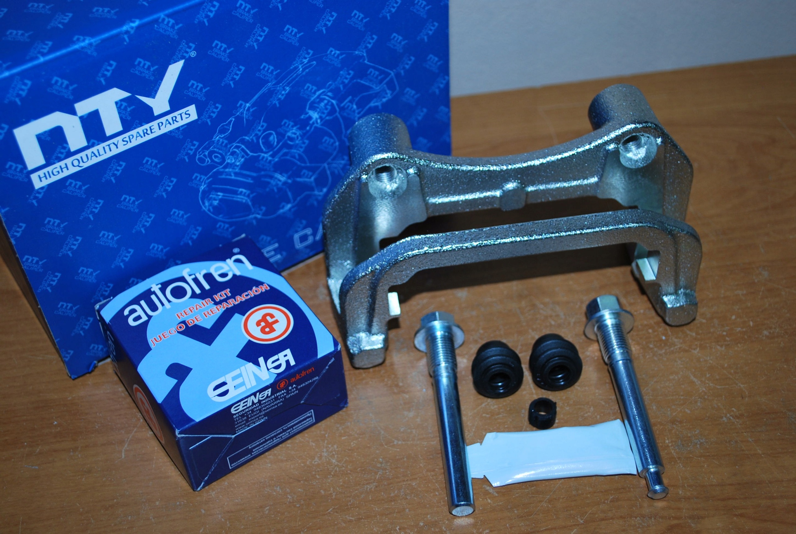 JARZMO ZACISKU MAZDA 6 GG GH +PROWADNICE TYŁ KPL. Producent części NTY