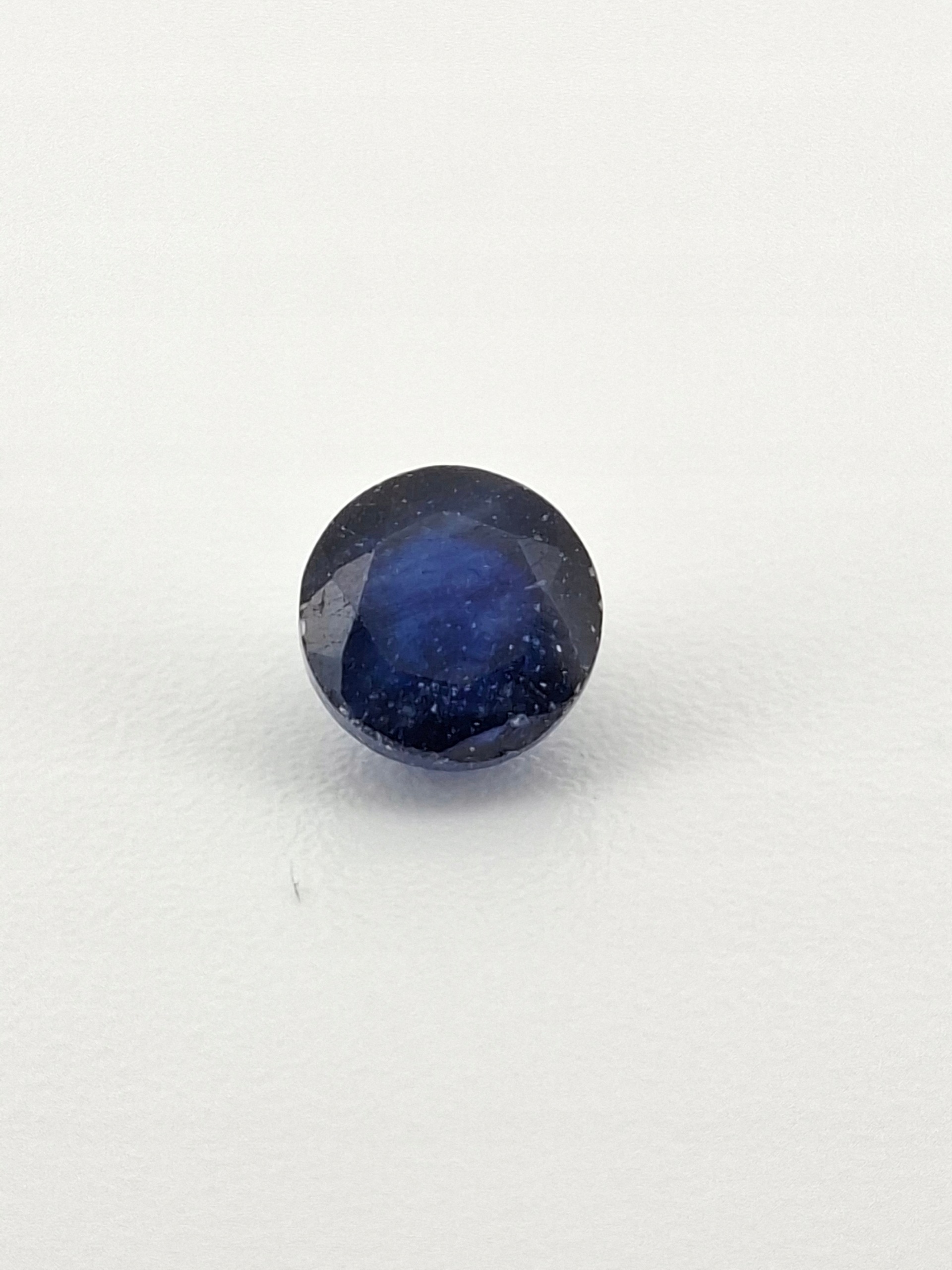 Přírodní safír o průměru 6 mm