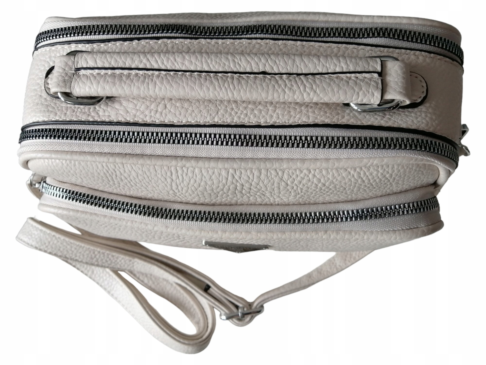 DAMSKI KUFEREK - BEŻOWA TOREBKA DAMSKA - LISTONOSZKA NA RAMIĘ Kolor dodatkowy srebrny