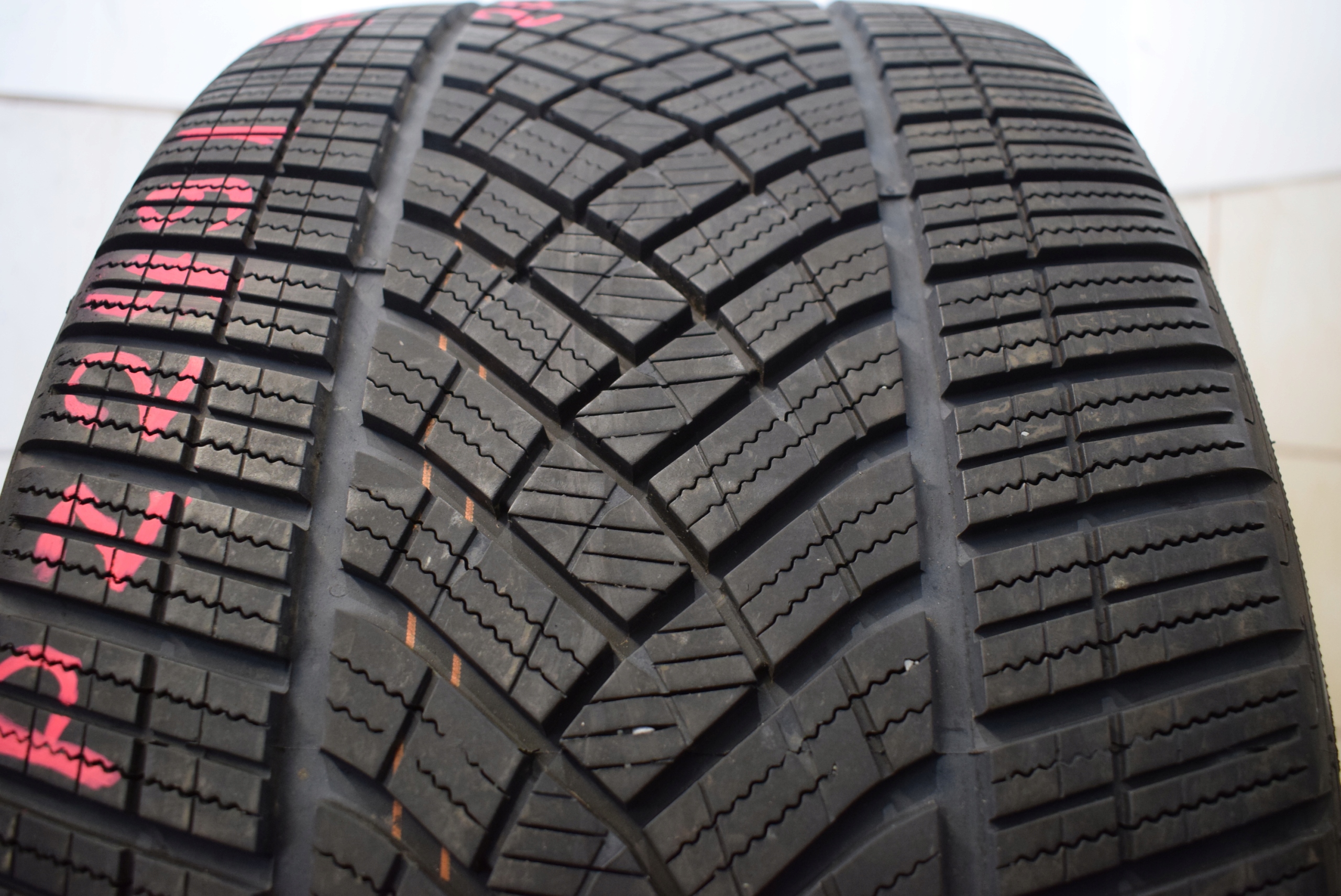 R20 285/40 Goodyear ULTRA GRIP Performance NFO