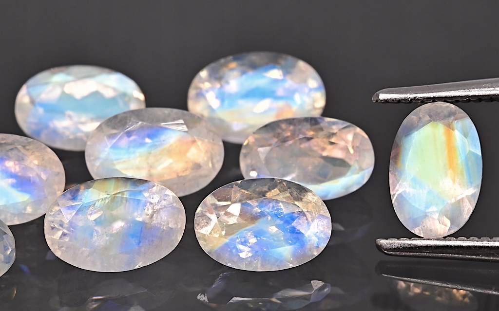 Měsíční kámen A fazetovaný ovál 6x4 mm