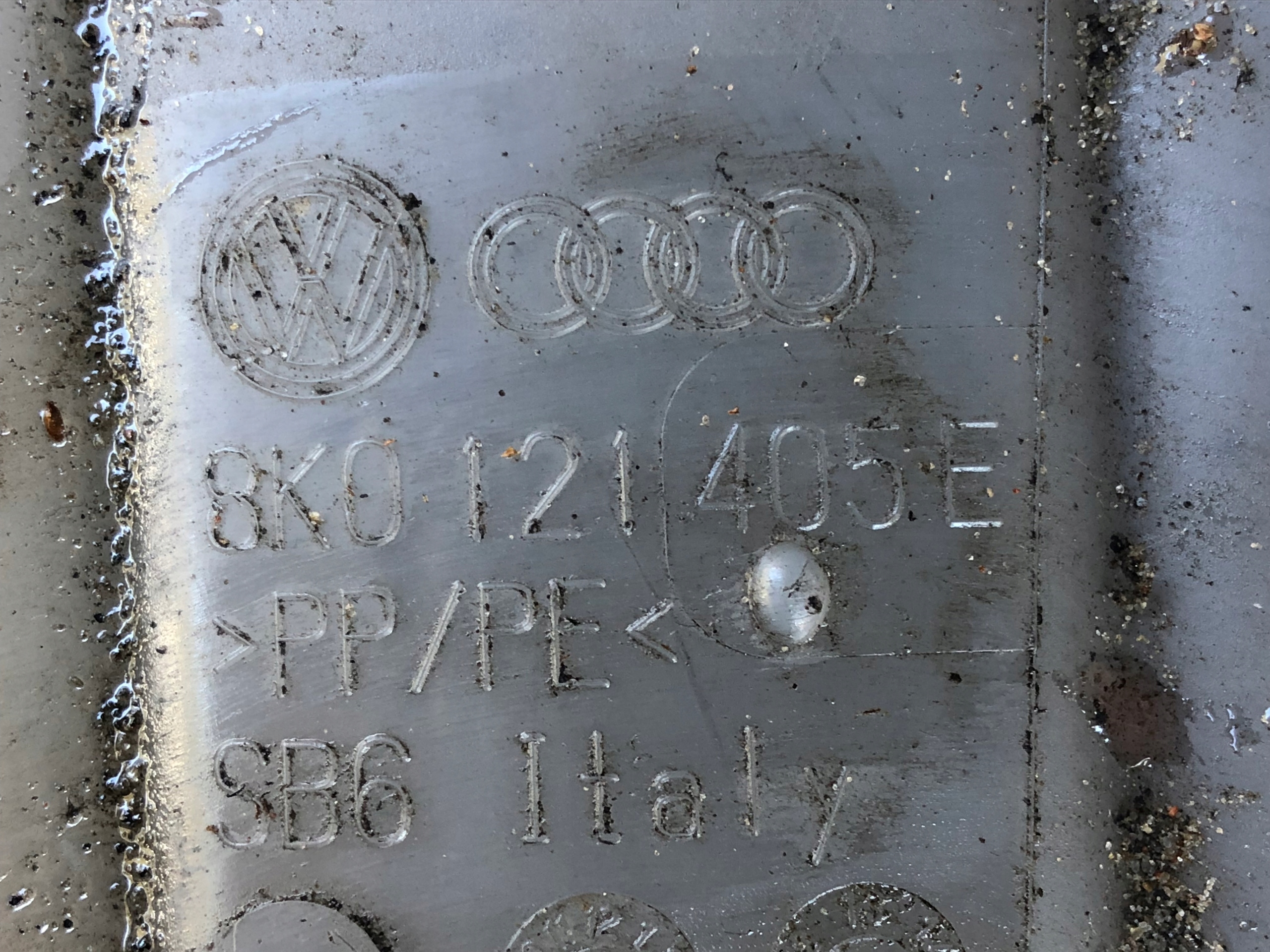 Réservoir eau AUDI A4 B8 8K0121405E