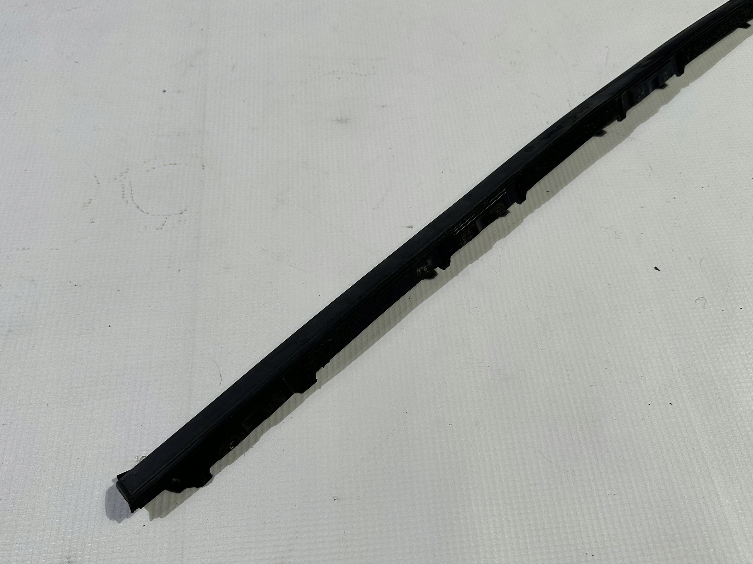 moulding gasket windows czolowej left Dodge RAM 1500 2013 - 2018