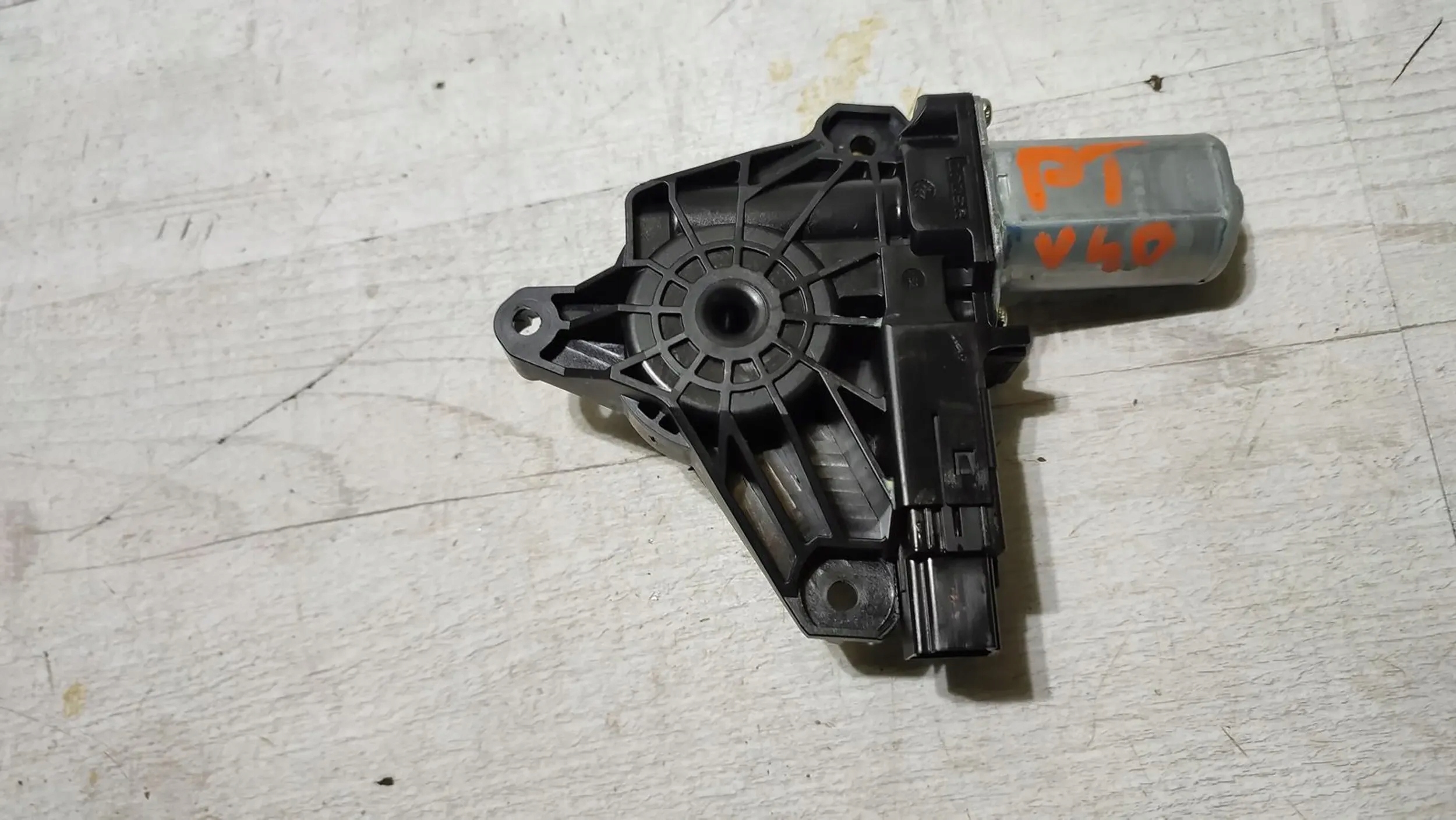 Volvo V40 II 2018r rear part side right mini motor windows