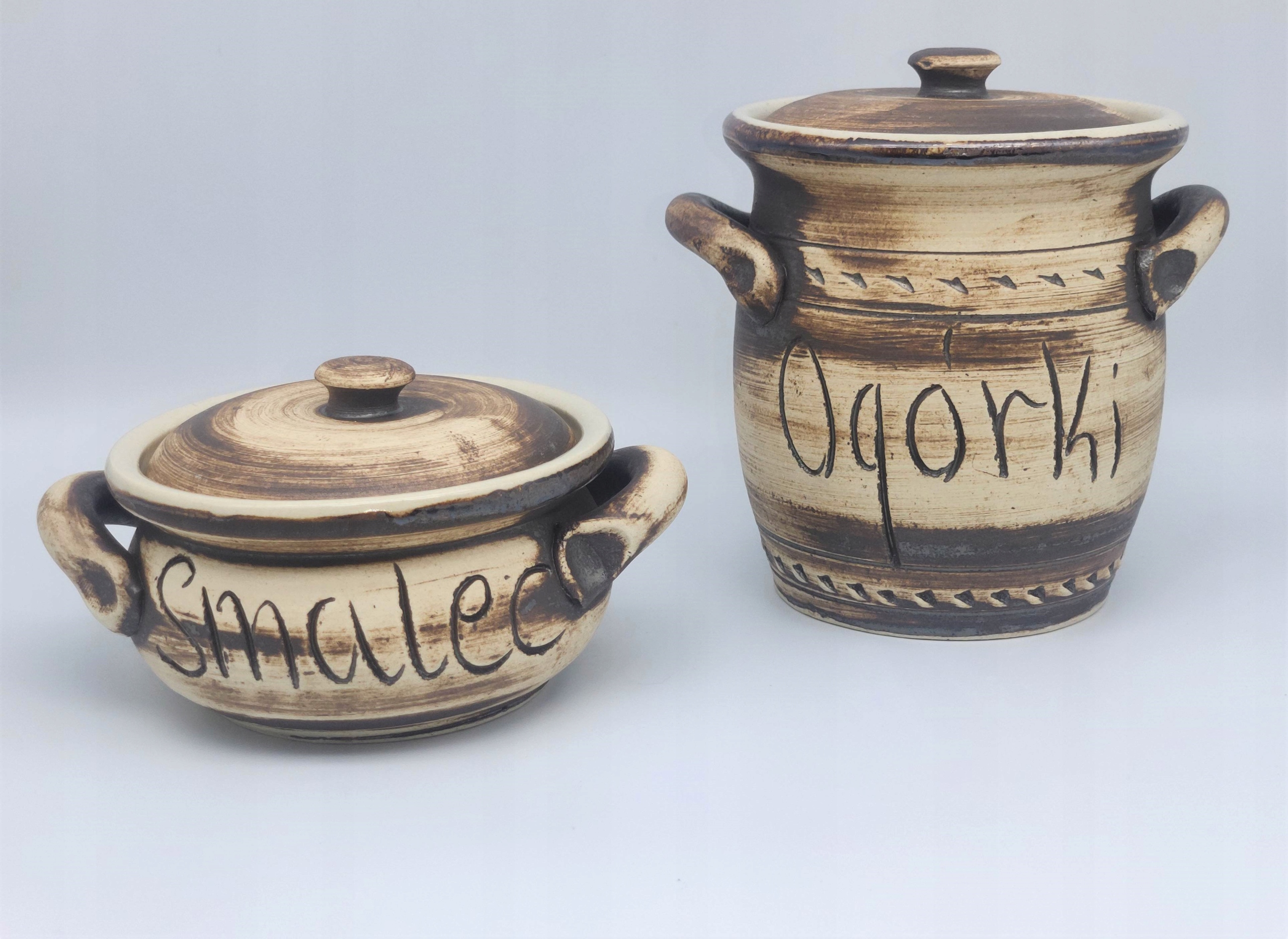 

kamionka,wiejski stół,pojemnik smalec,ogórki