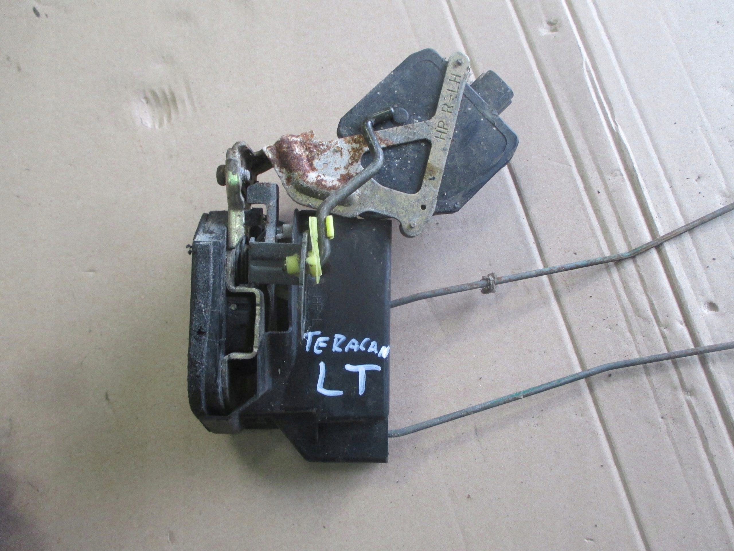 HYUNDAI TERRACAN 01-04 ZAMEK Z DZRWI LEWY TYŁ