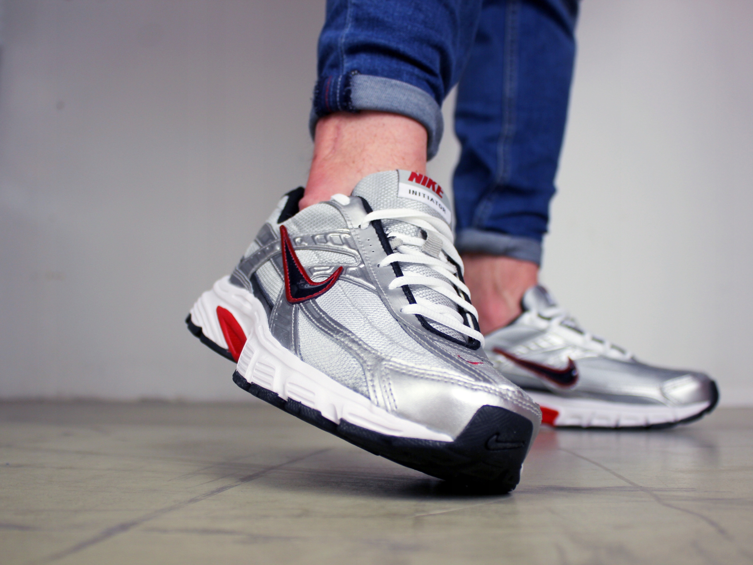 Nike buty męskie Initiator sportowe sneakersy WYGODNE na co dzień srebrne Model Nike męskie adidasy sportowe sneakersy silver