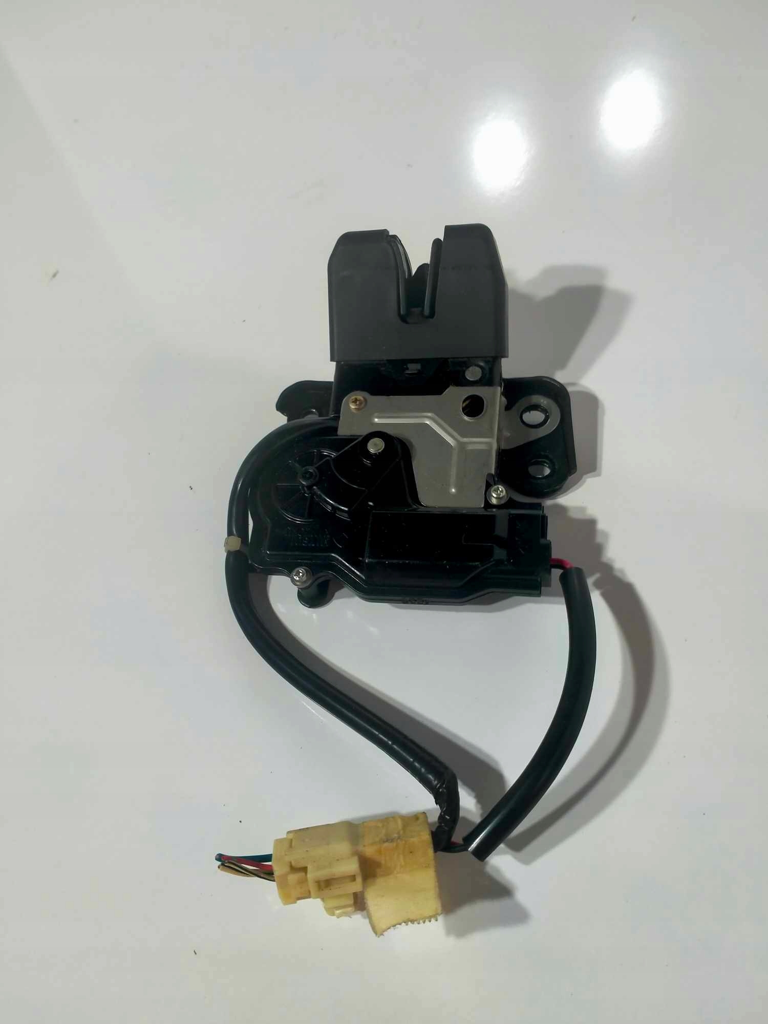 ЗАМОК КРИШКИ ЗАДНЬОЇ ЗАД. TOYOTA AVENSIS T25 03-08