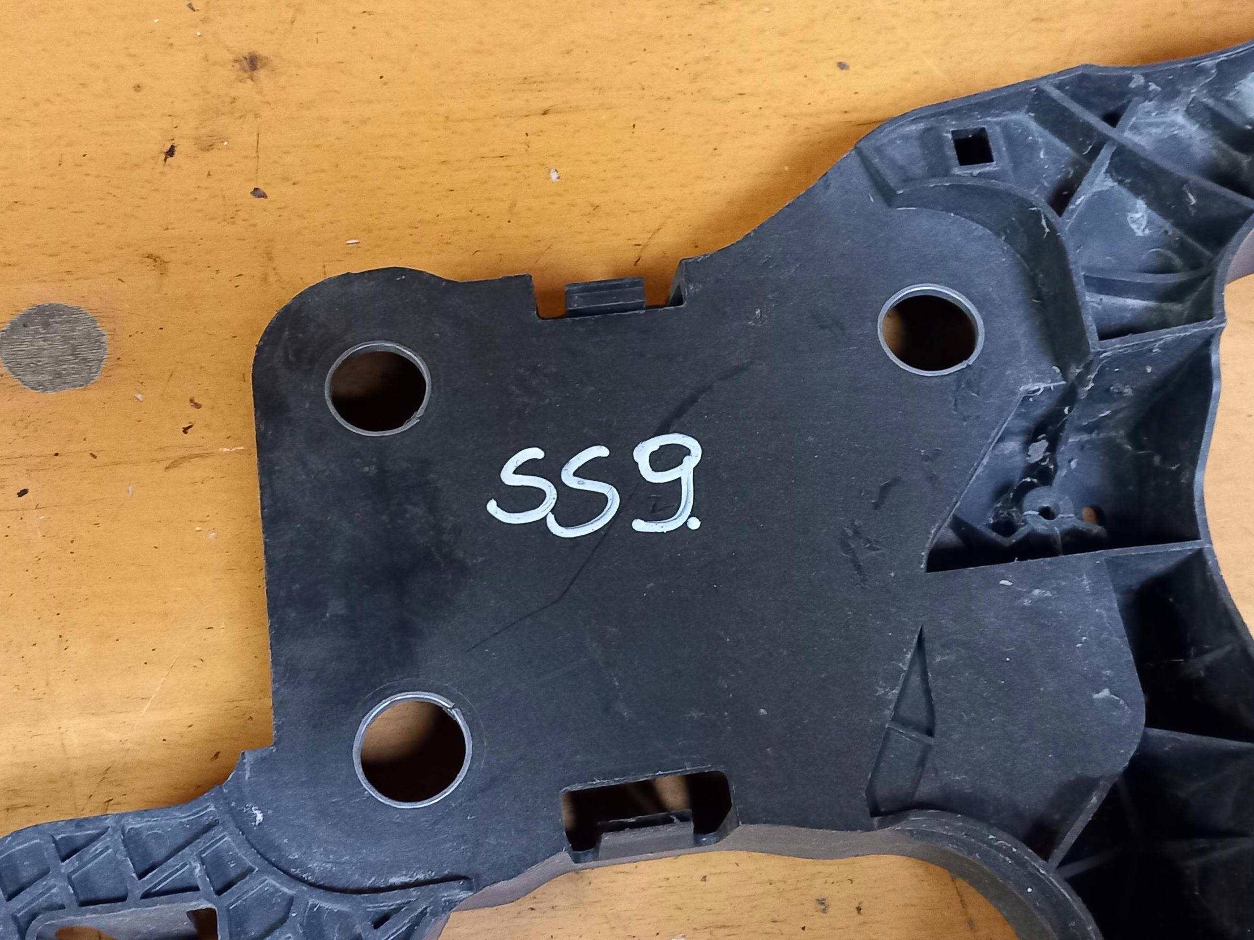 bumper bracket right front RENAULT SCENIC II 8200137496
