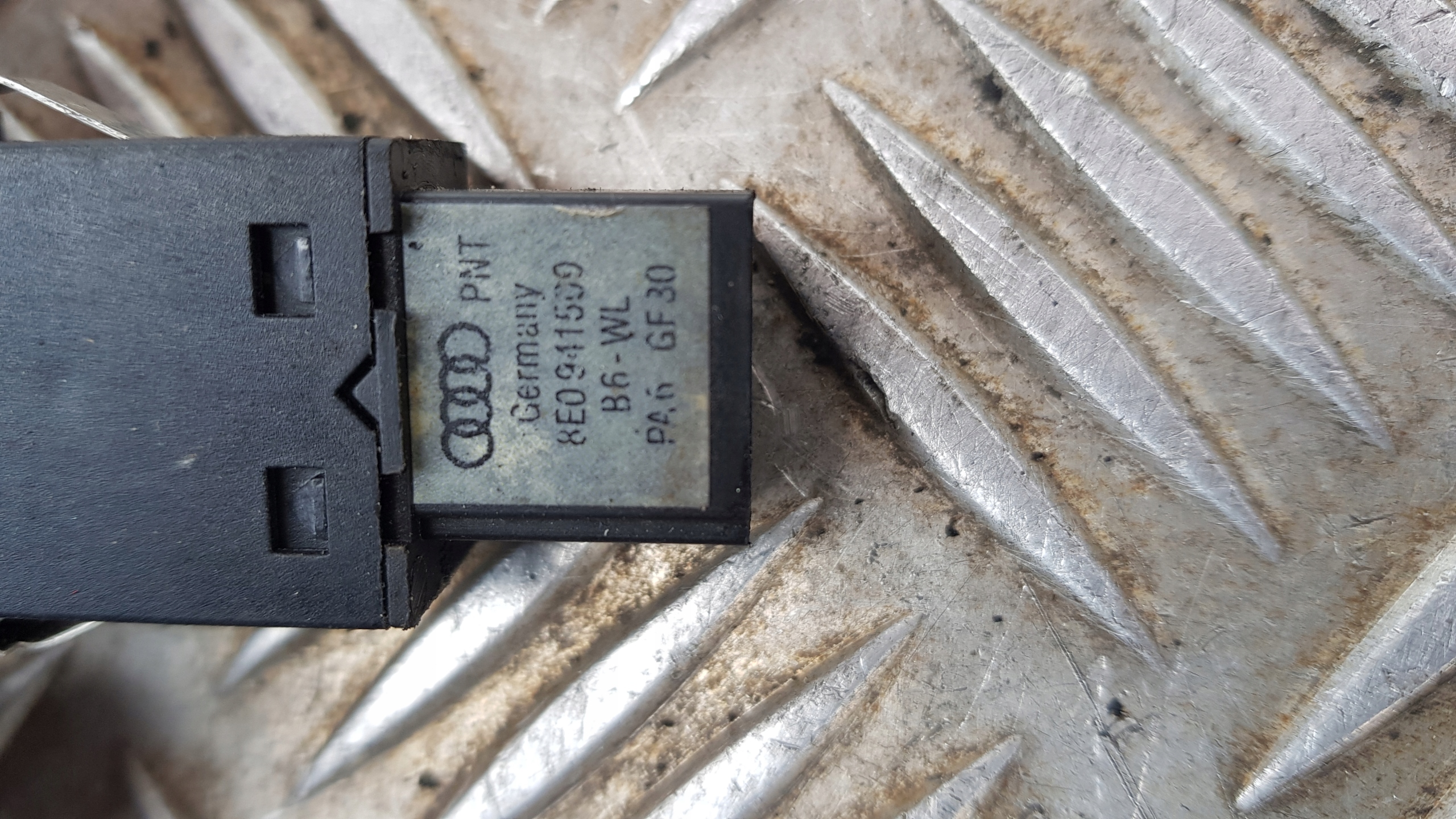 AUDI A4 B6 switch AWARYJNY switch 8E0941509