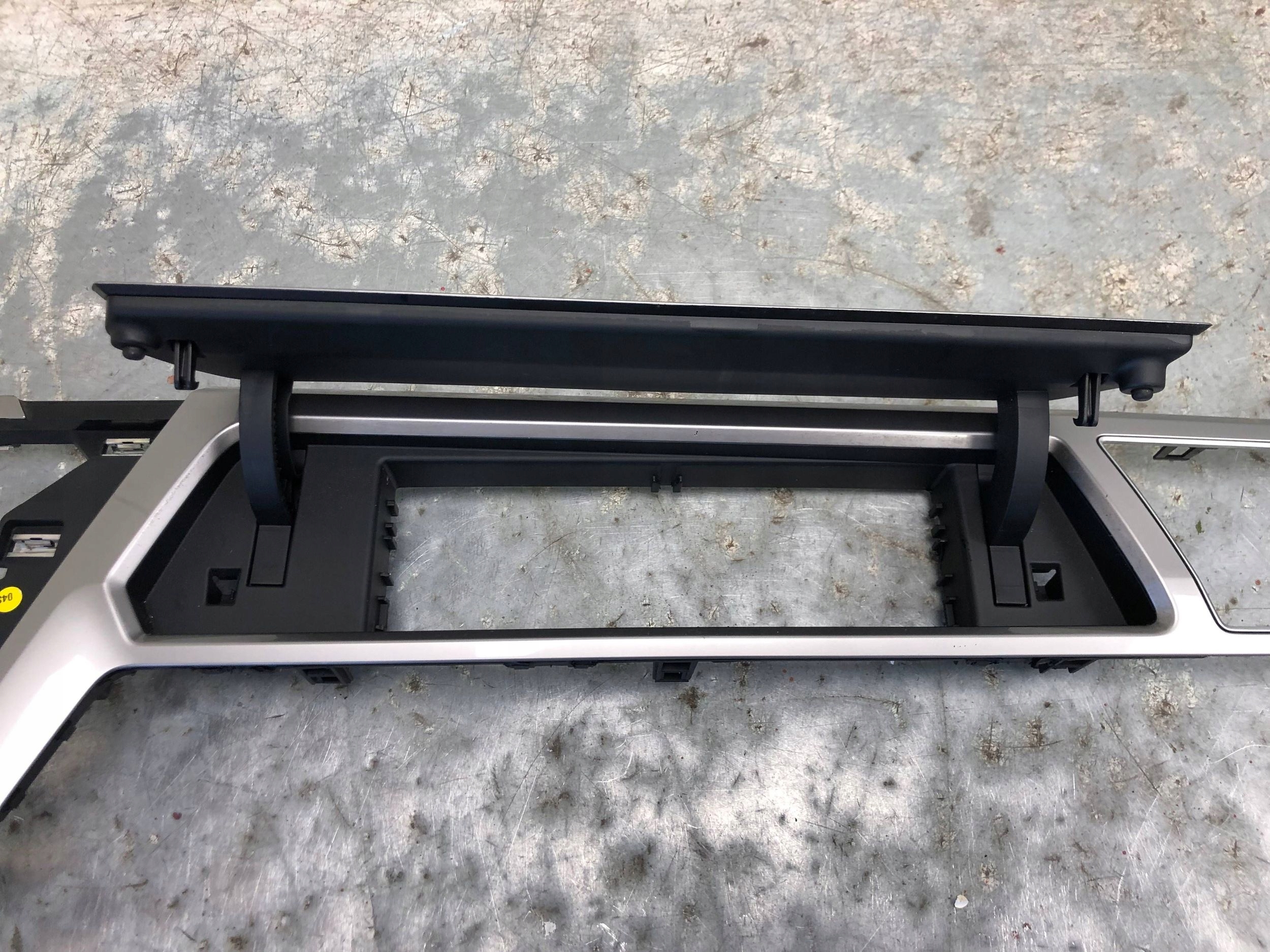 moulding DEKOR frame consoles VW TOURAN III 5TB858416A