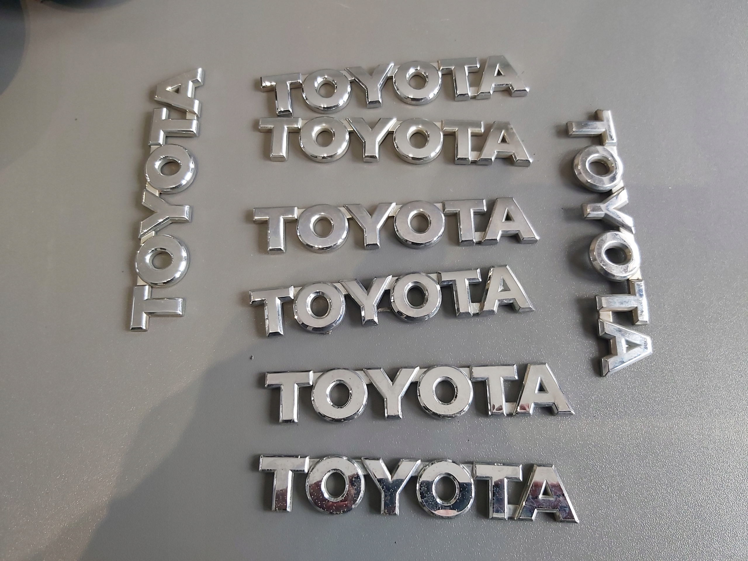 Emblemat napis TOYOTA znaczek błotnika klapy