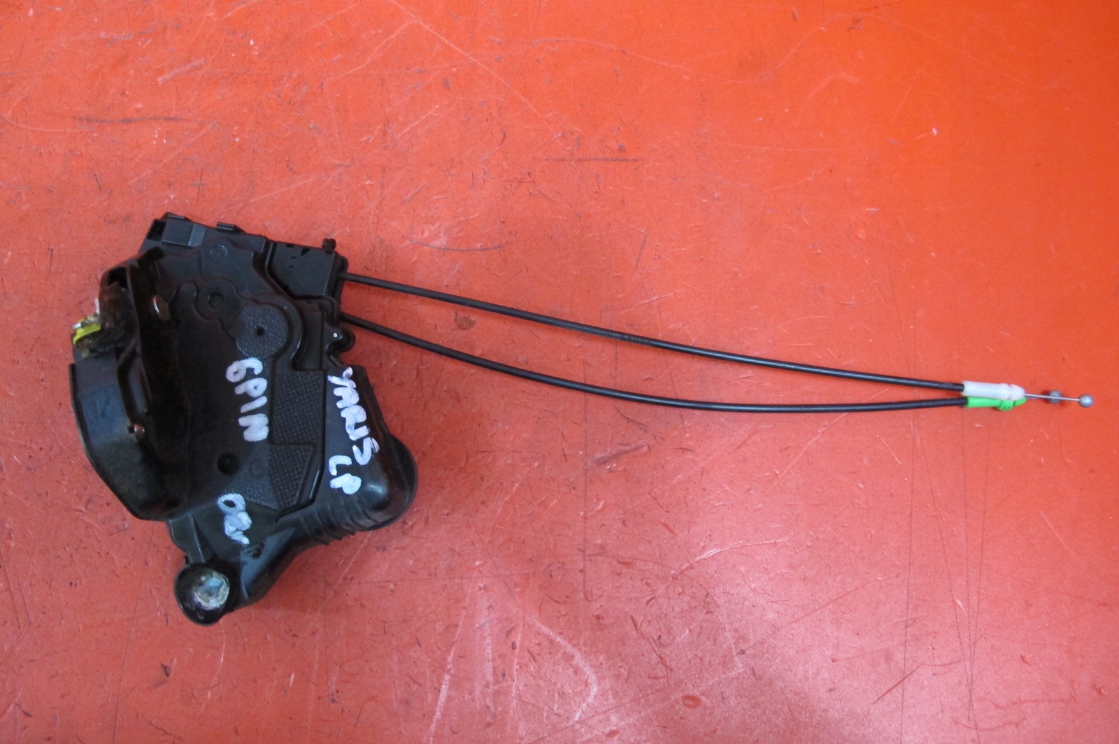 TOYOTA YARIS 2 II P9 5D ZAMEK DRZWI LEWY PRZÓD PRZEDNI 6-PIN EUROPA