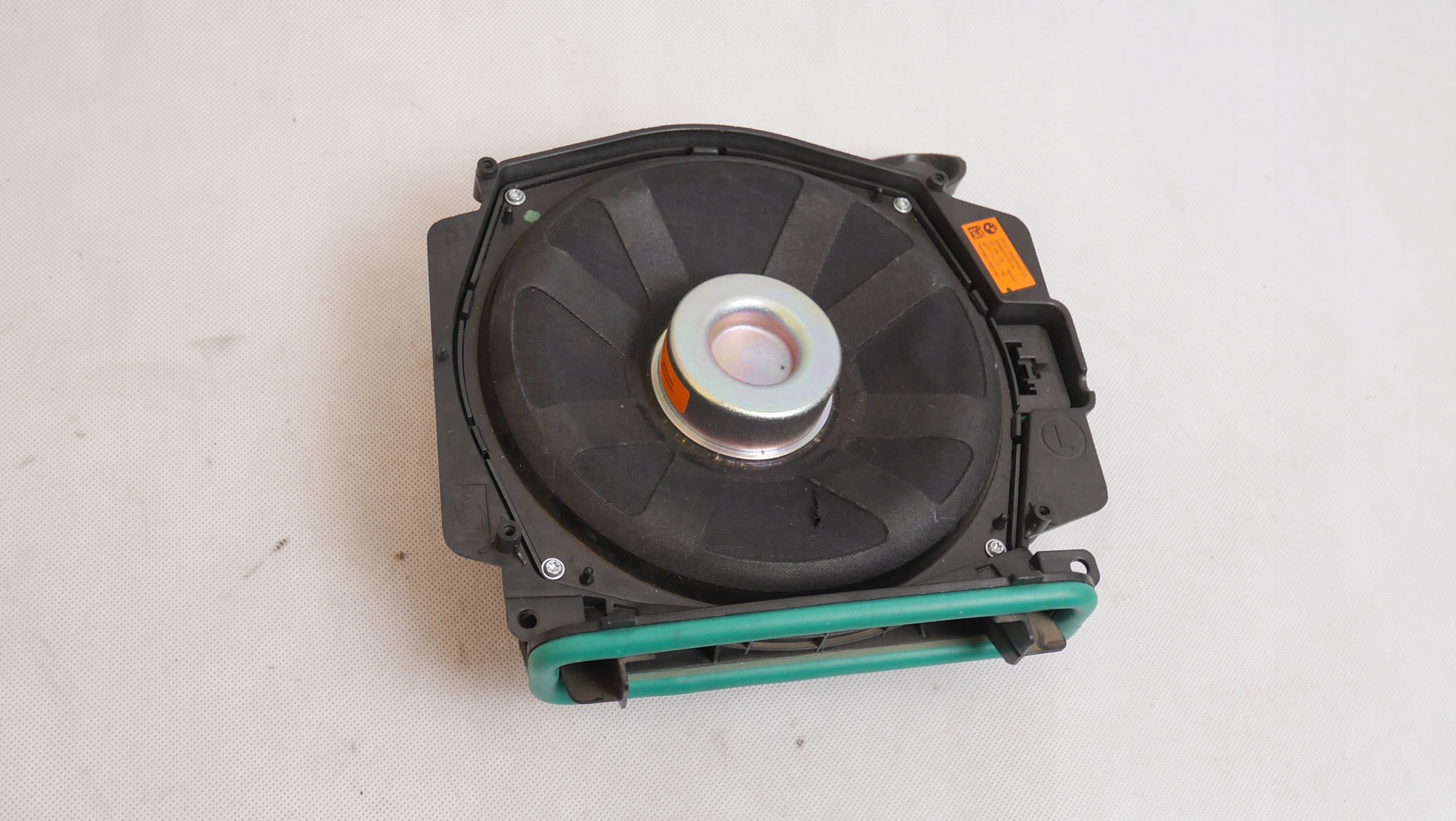 2622489 - BMW G20 G21 динамик SUBUFER HARMAN KARDON левый