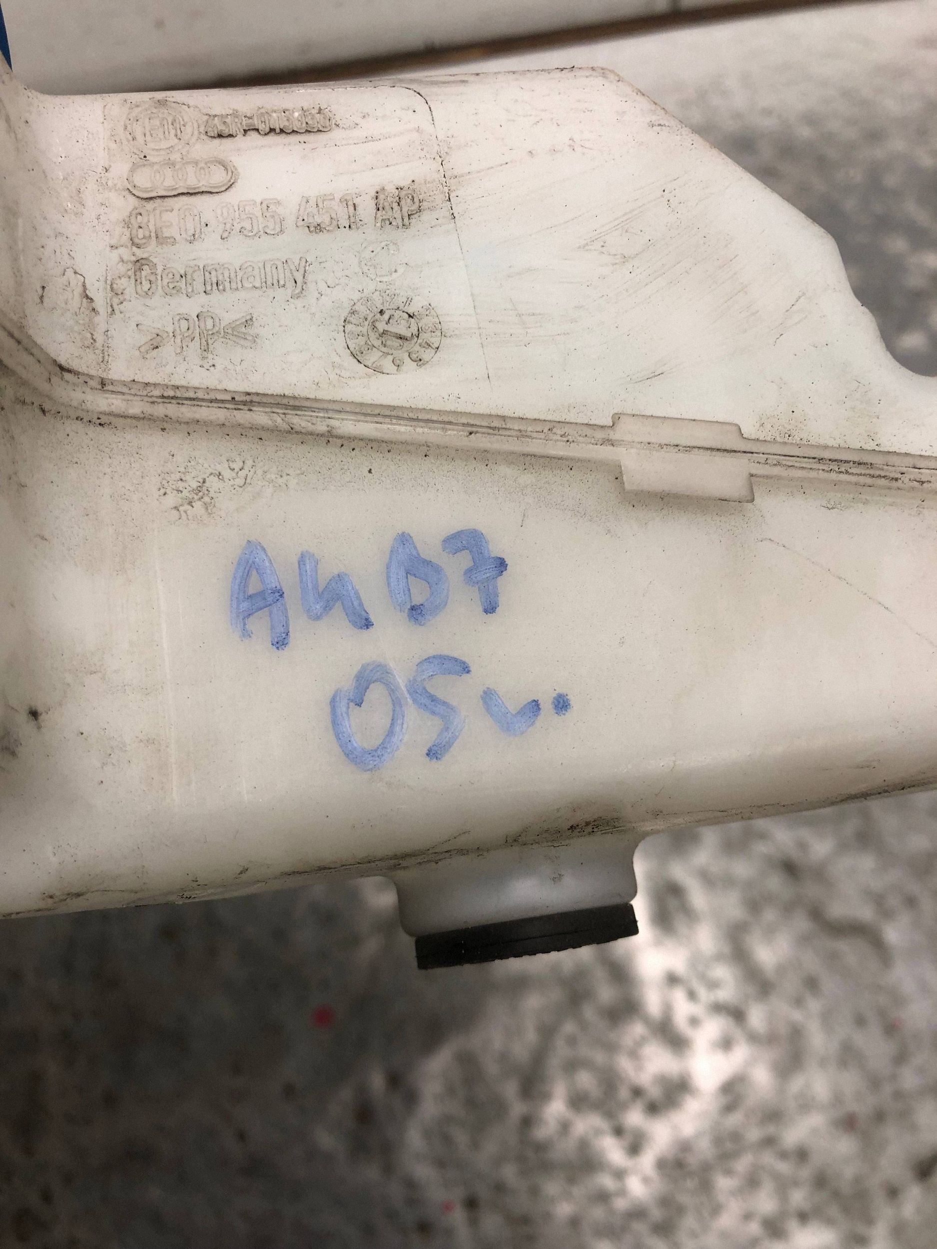 washer fluid tank AUDI A4 B7 8E0955451AP