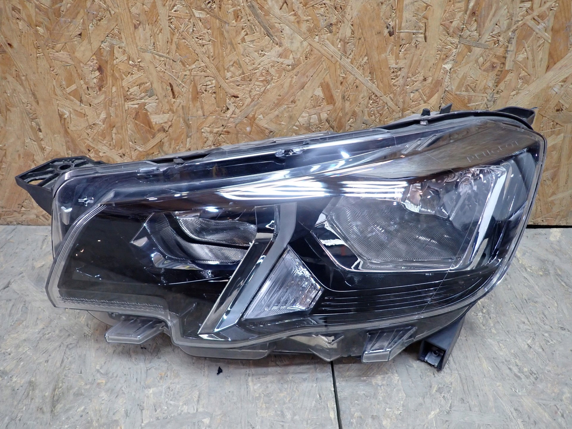 REFLEKTOR left light left PEUGEOT RIFTER 2018-2024R 90172802