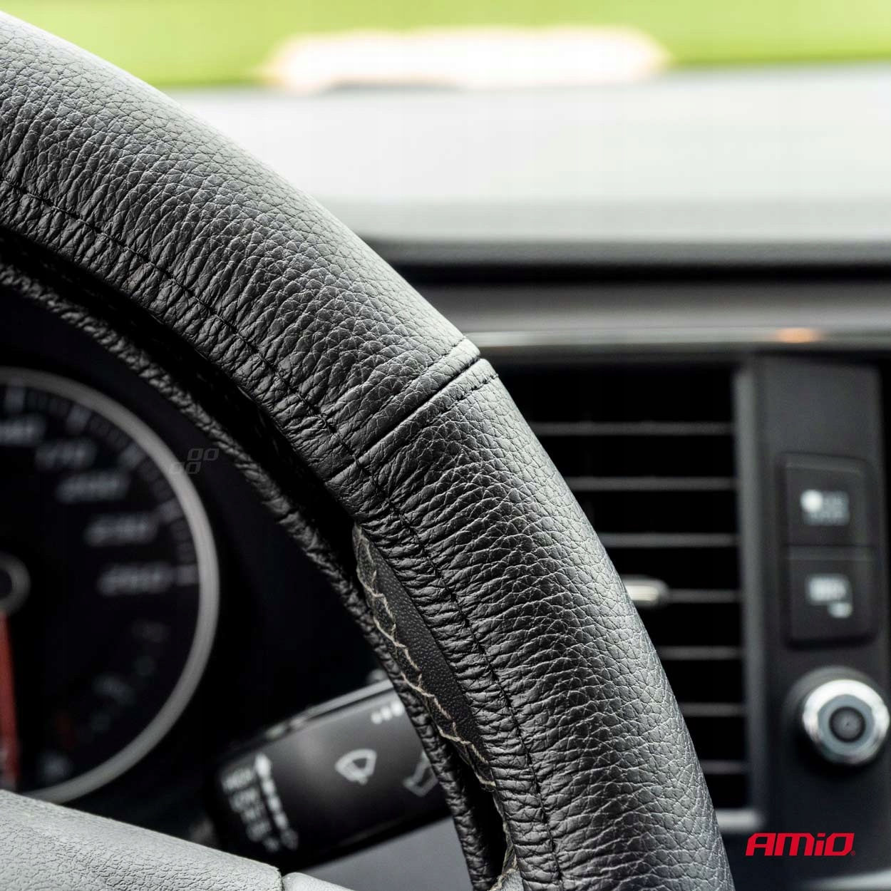 Pokrowiec skórzany nakładka na kierownicę samochodową S 35-37cm AMIO EAN (GTIN) 5903293017647