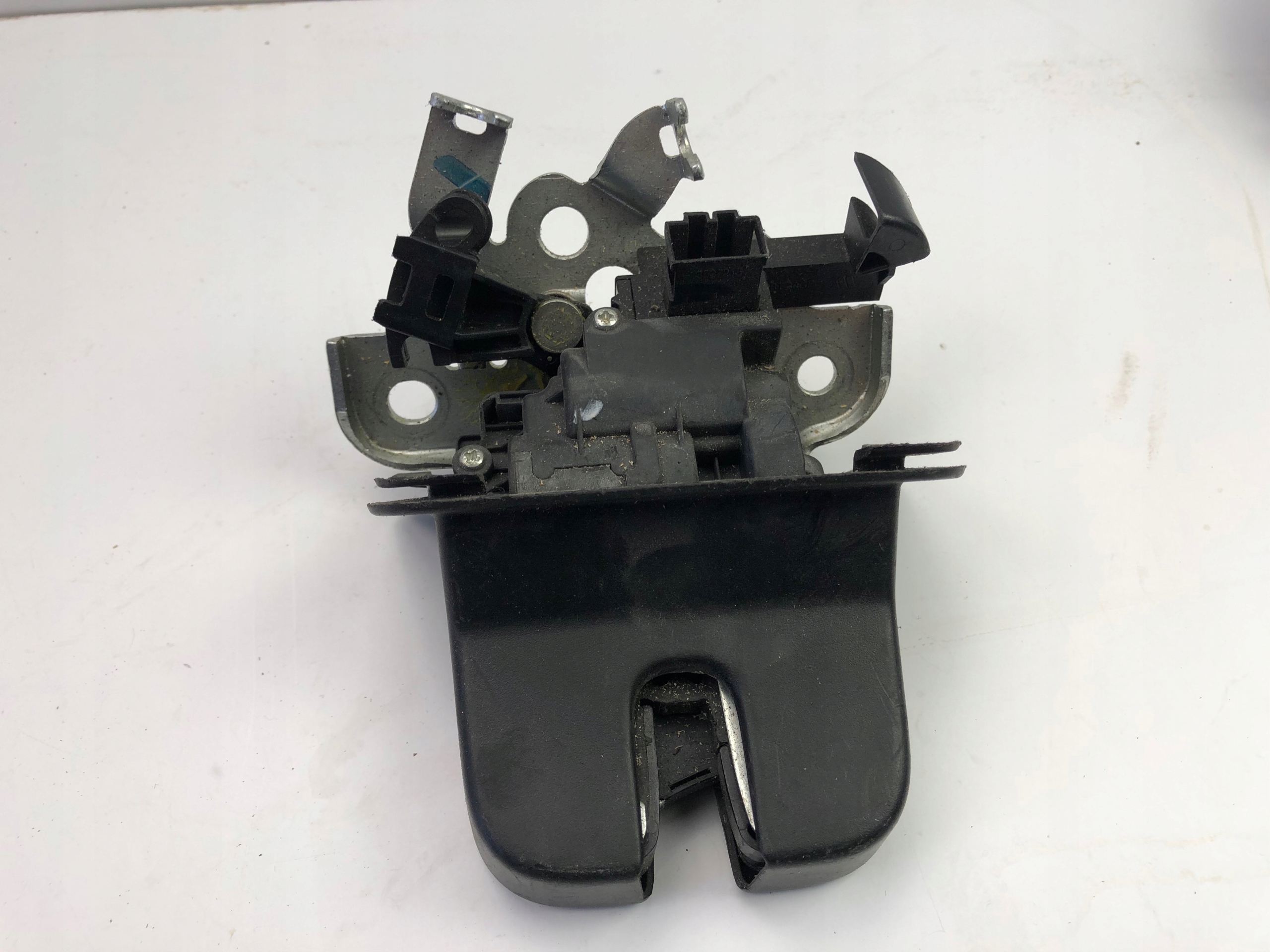 VW JETTA ЗАМОК БАГАЖНИКА ЗАДНІЙ 5C6827520
