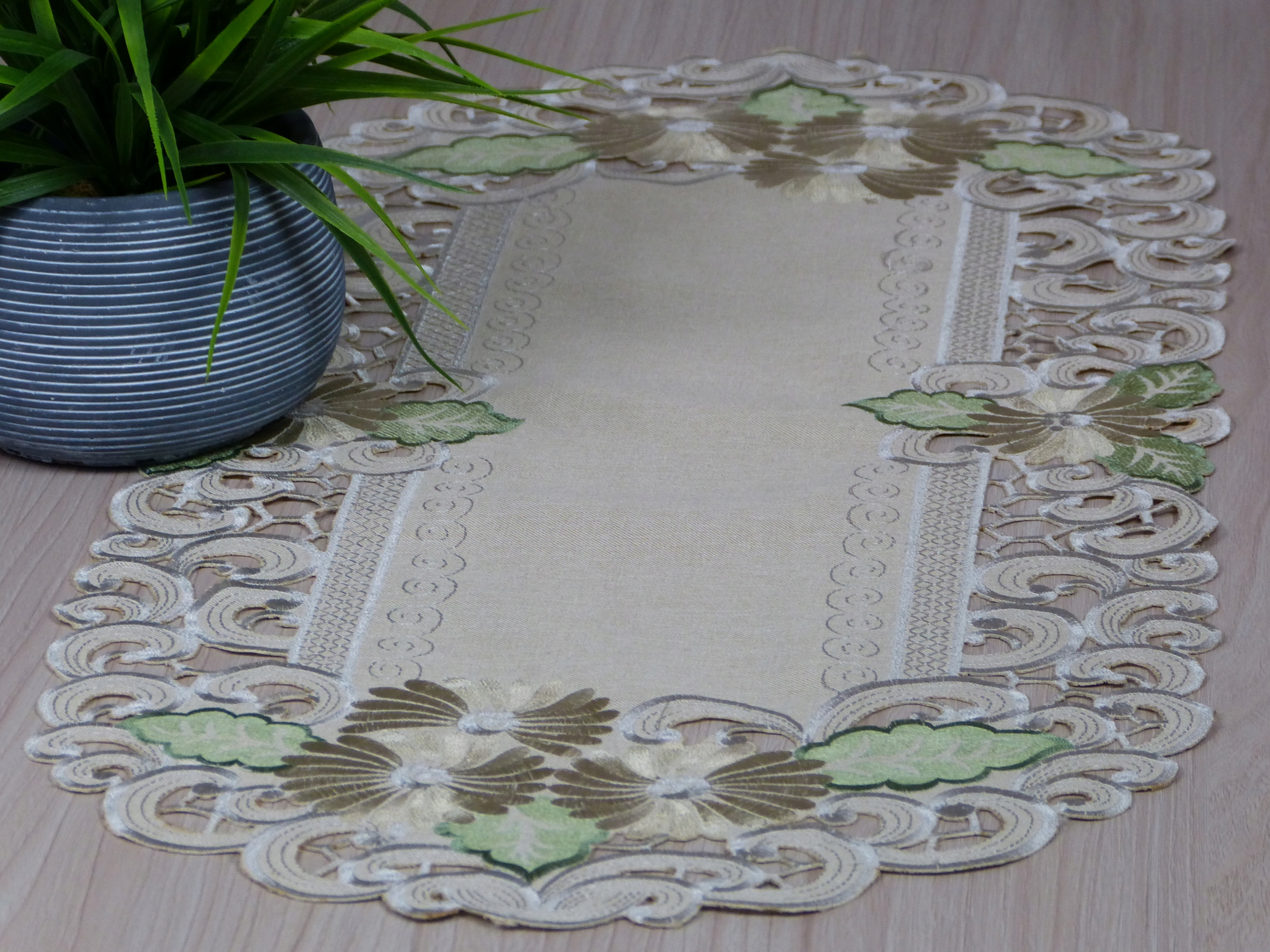 

bieżnik haftowany na ławę 40x85 beżowy w kwiaty