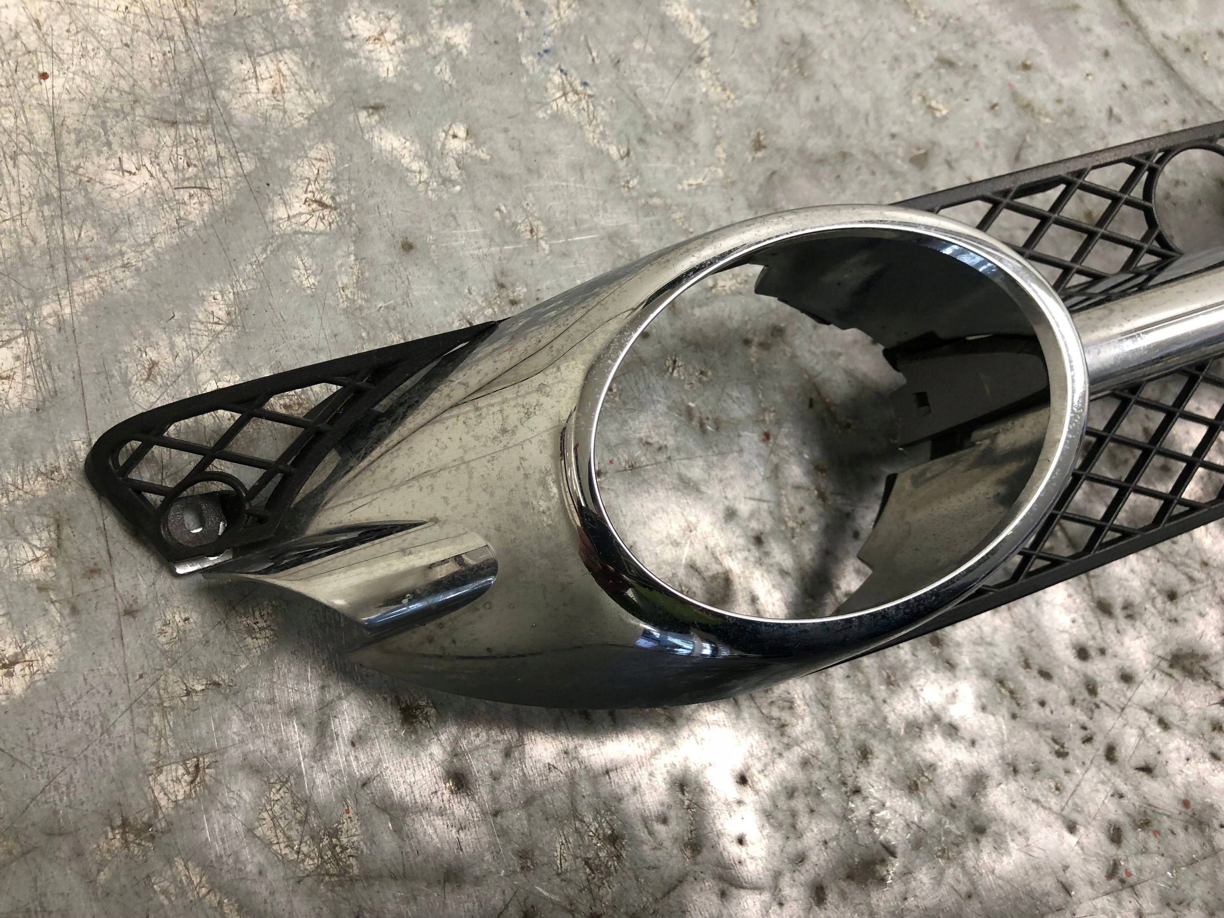 mřížka mlhovky pravý předek VW PHAETON 3D0853666E 3D0807682A
