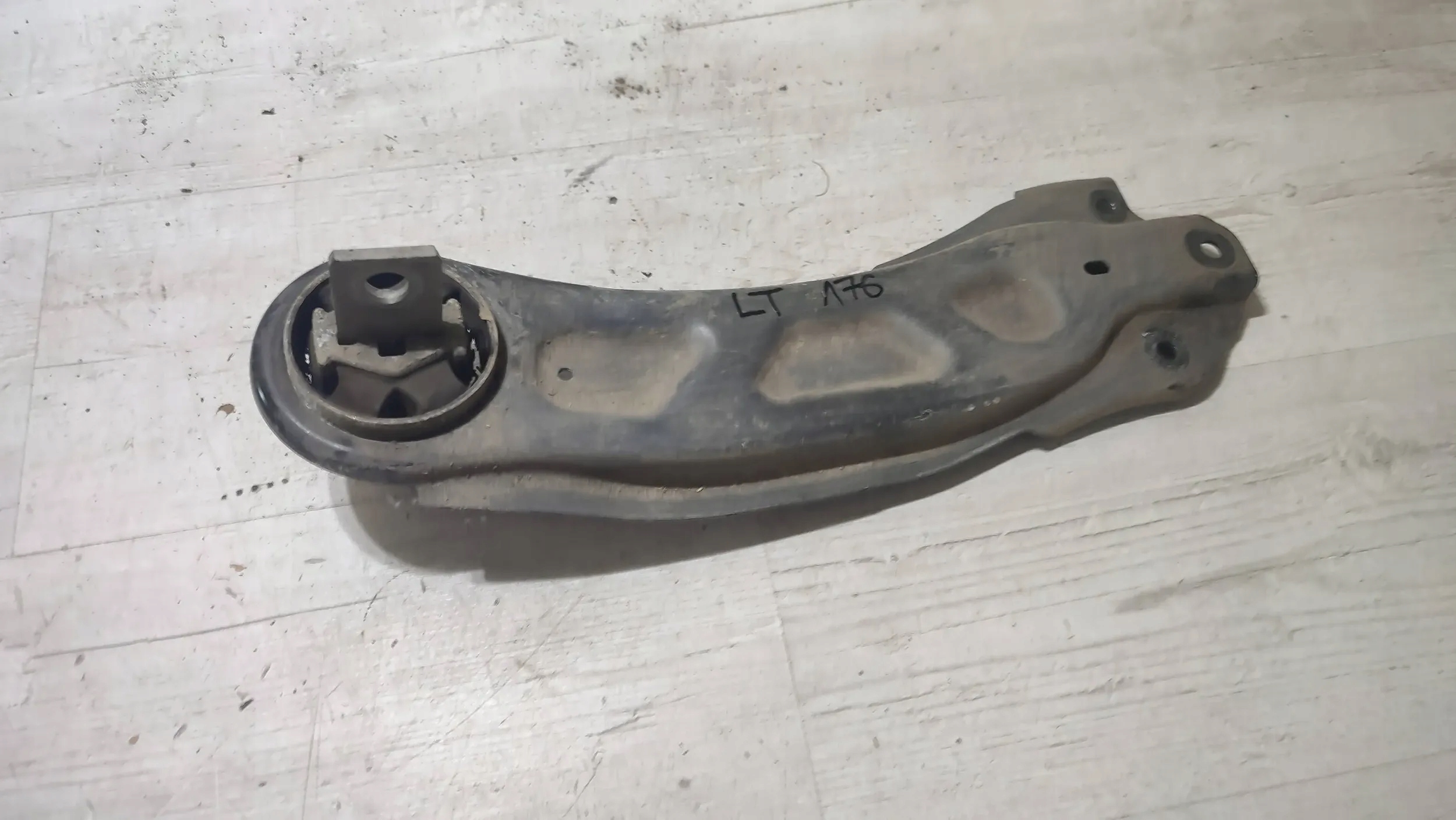 Mercedes-Benz A-classa W176 17r. 1.5cdi heck Seite links Querlenker