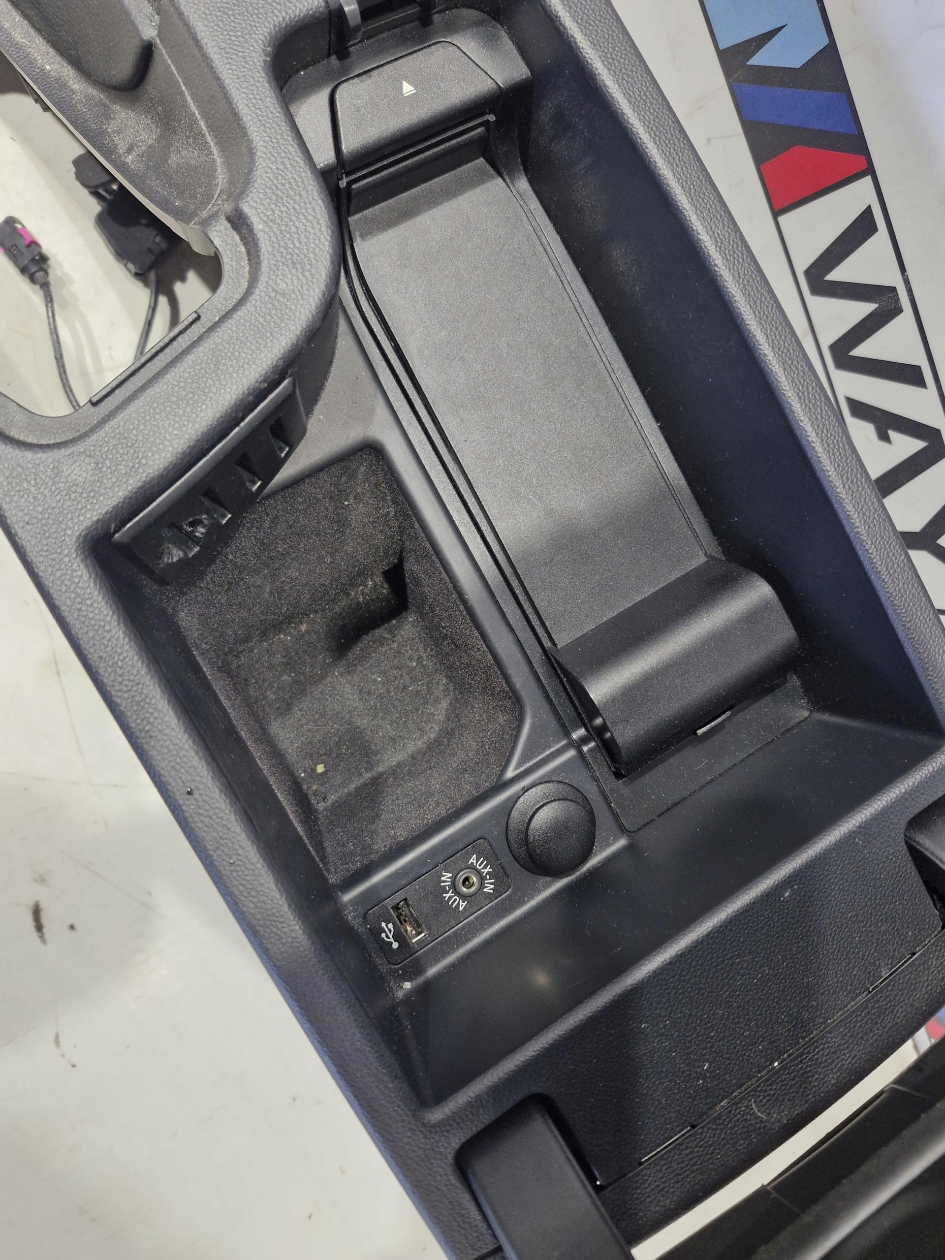 BMW E91 LCI armrest TUNEL leather DZIELONY
