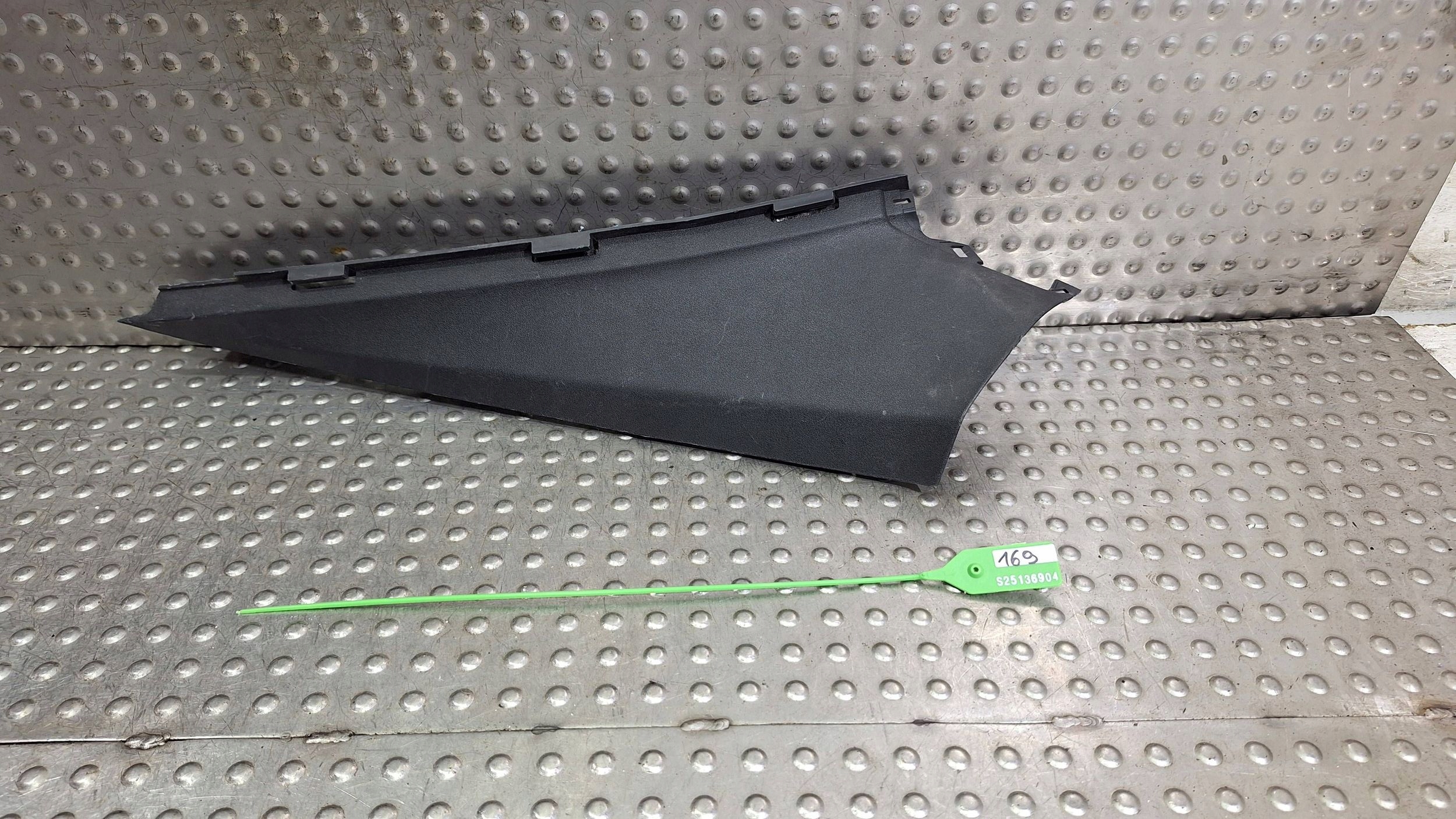 cover central SLUPKA right 4J3867288 AUDI RS E-TRON GT