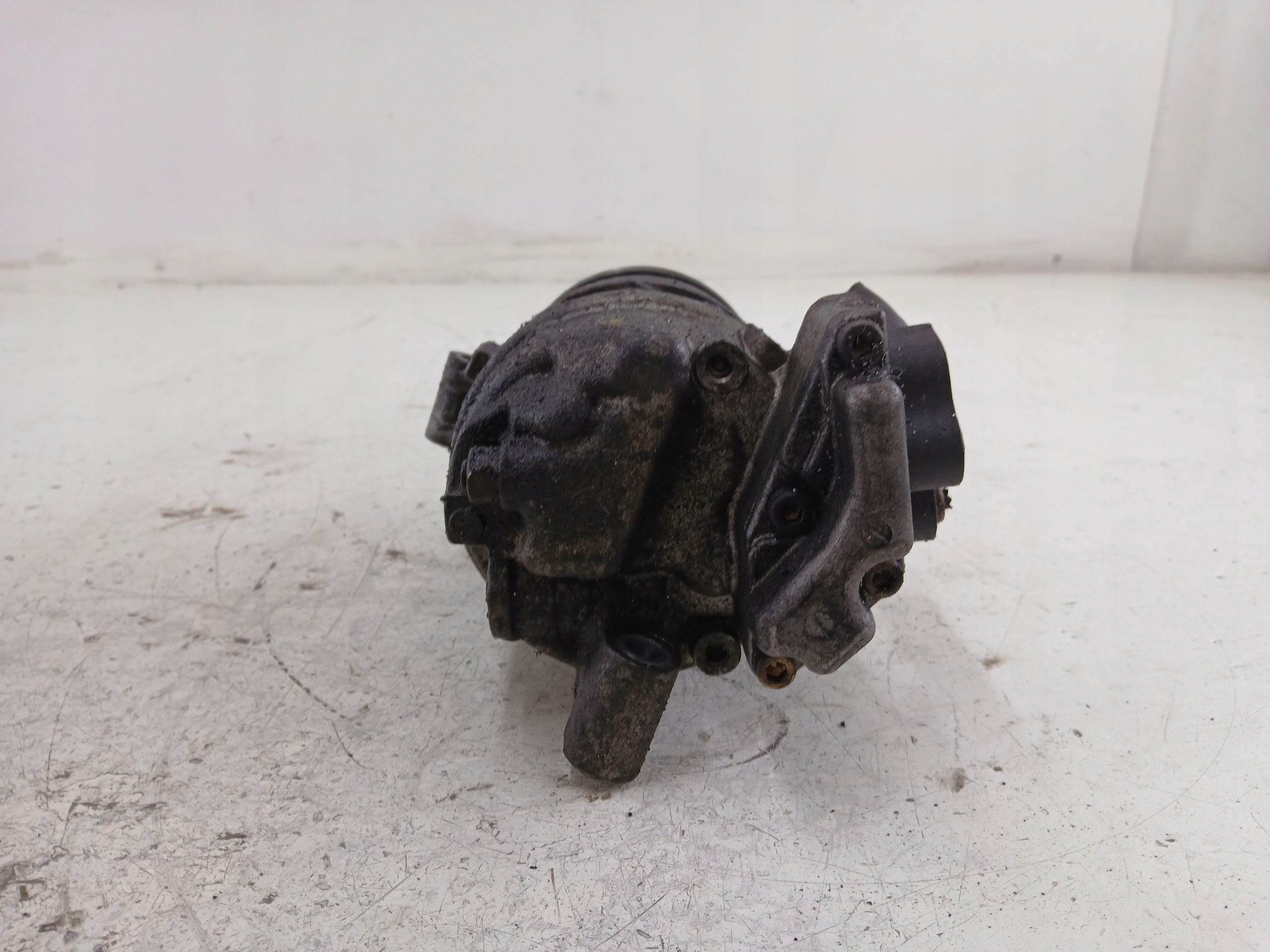BMW E46 1.8 compressor; of the air conditioning compressor 6908660