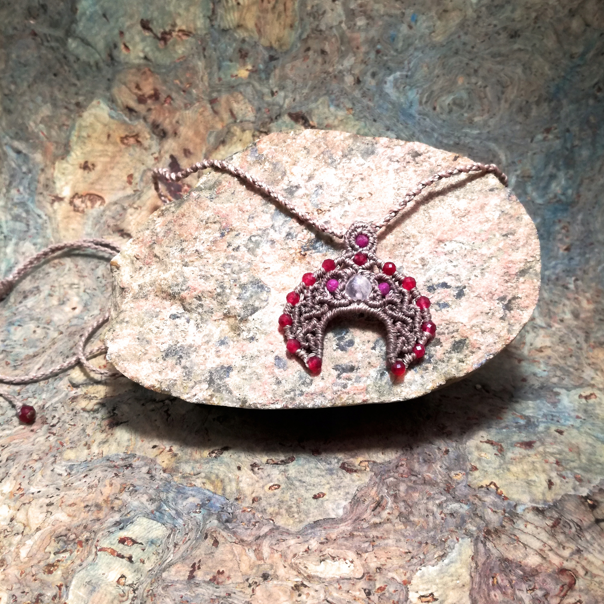 Lunula slovanský měsíc Rubín Křišťál Horský pletený náhrdelník makramé