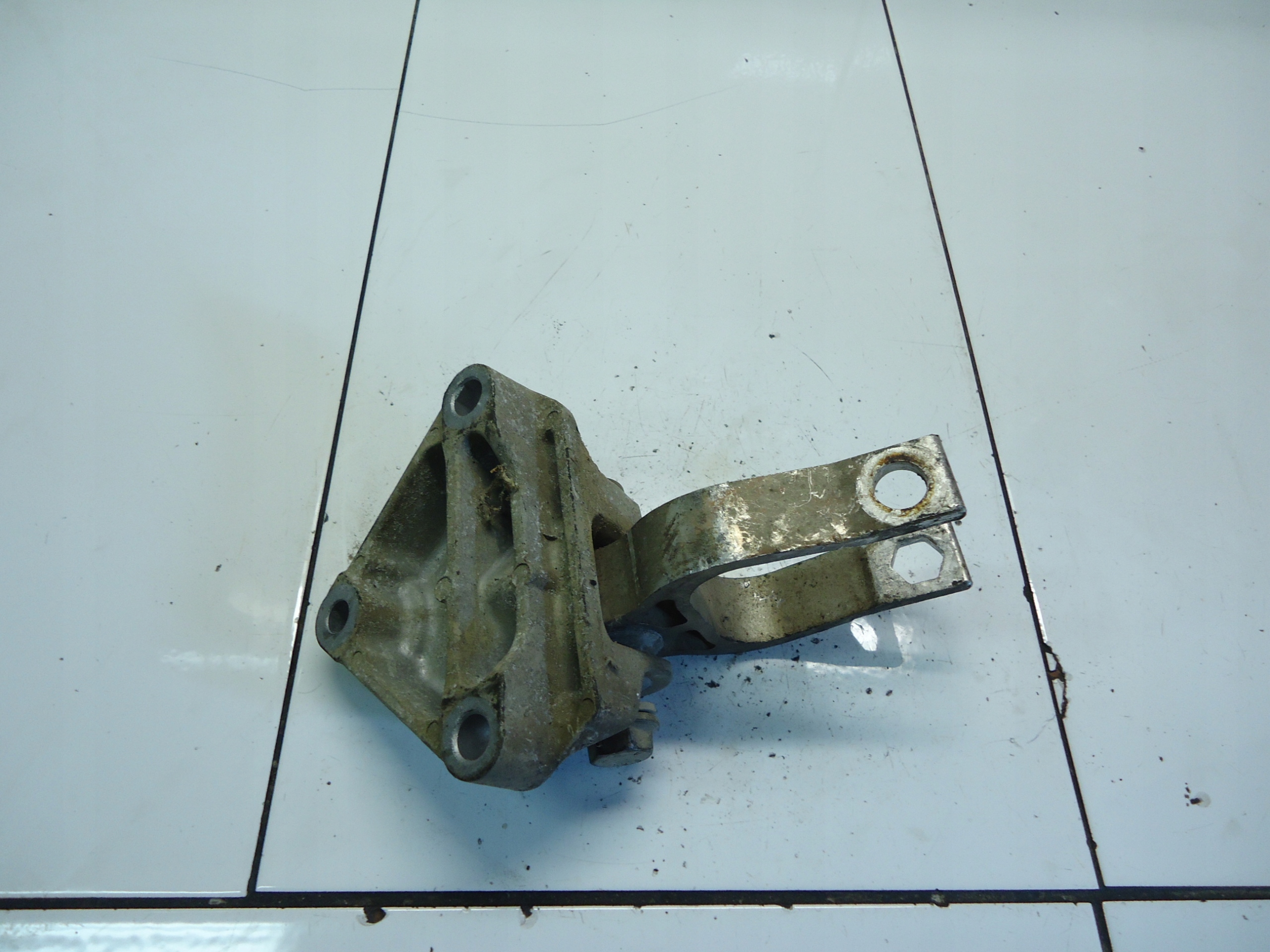 RENAULT LAGUNA III 2.0DCI gearbox mounting 113320003R