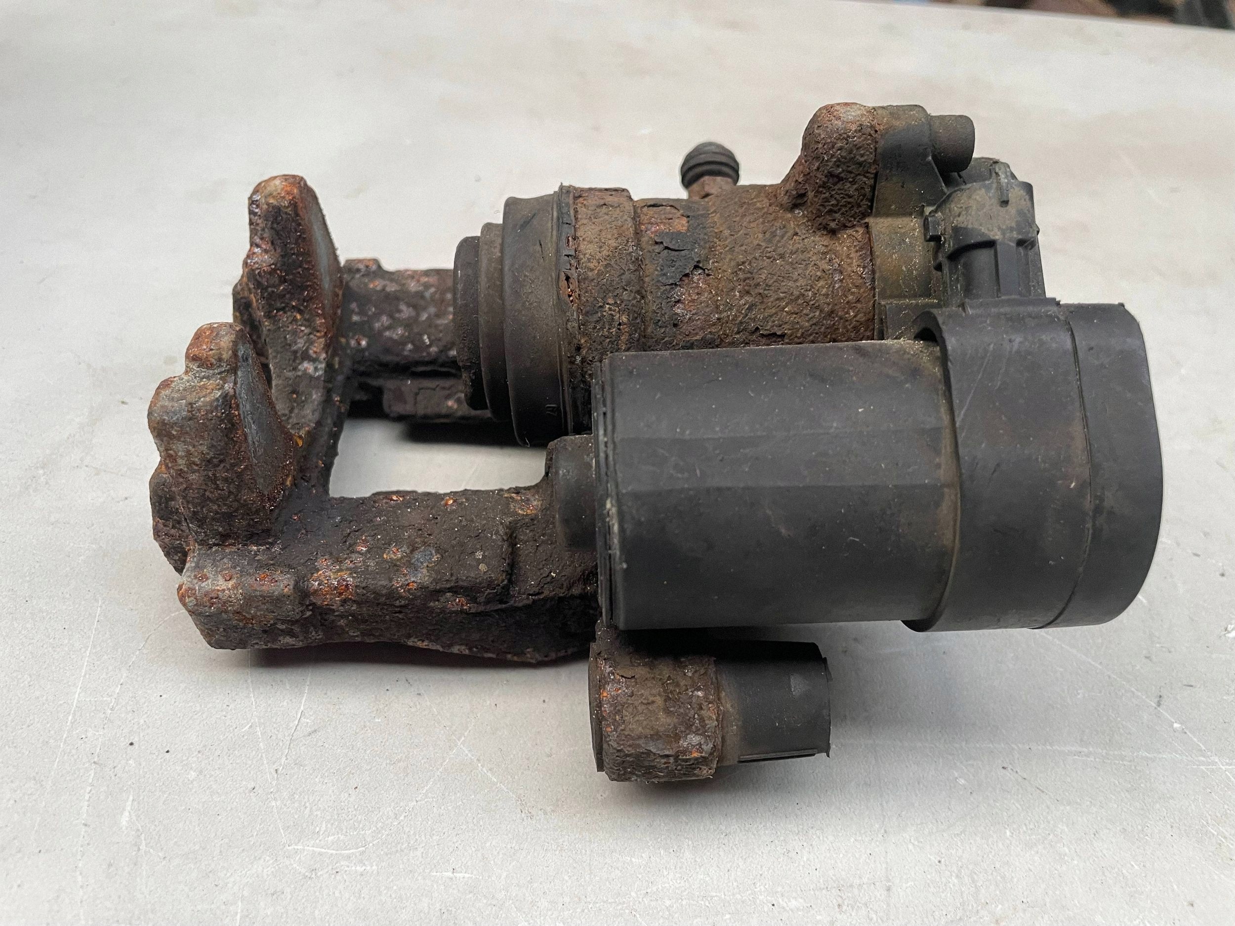 caliper brake rear rear part FORD KUGA II GV61-2D250-A @M