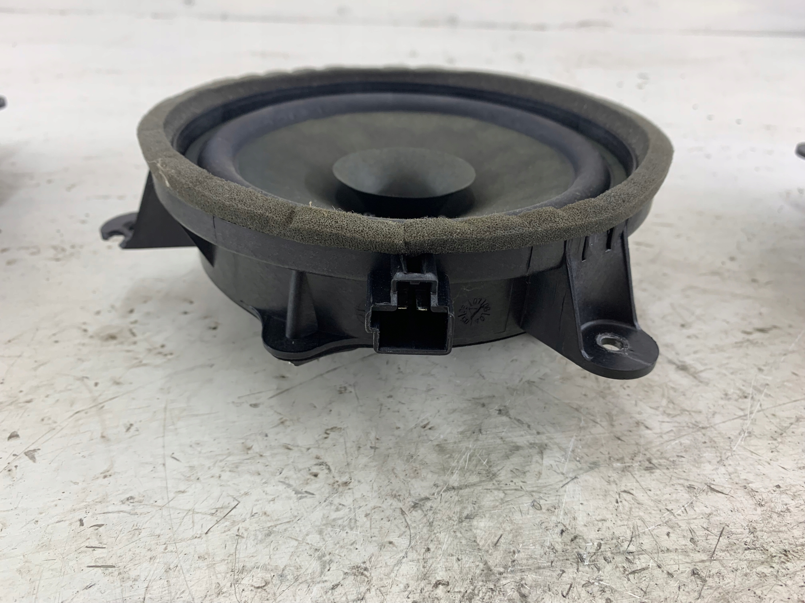 VOLVO V50 and speaker door 30752083