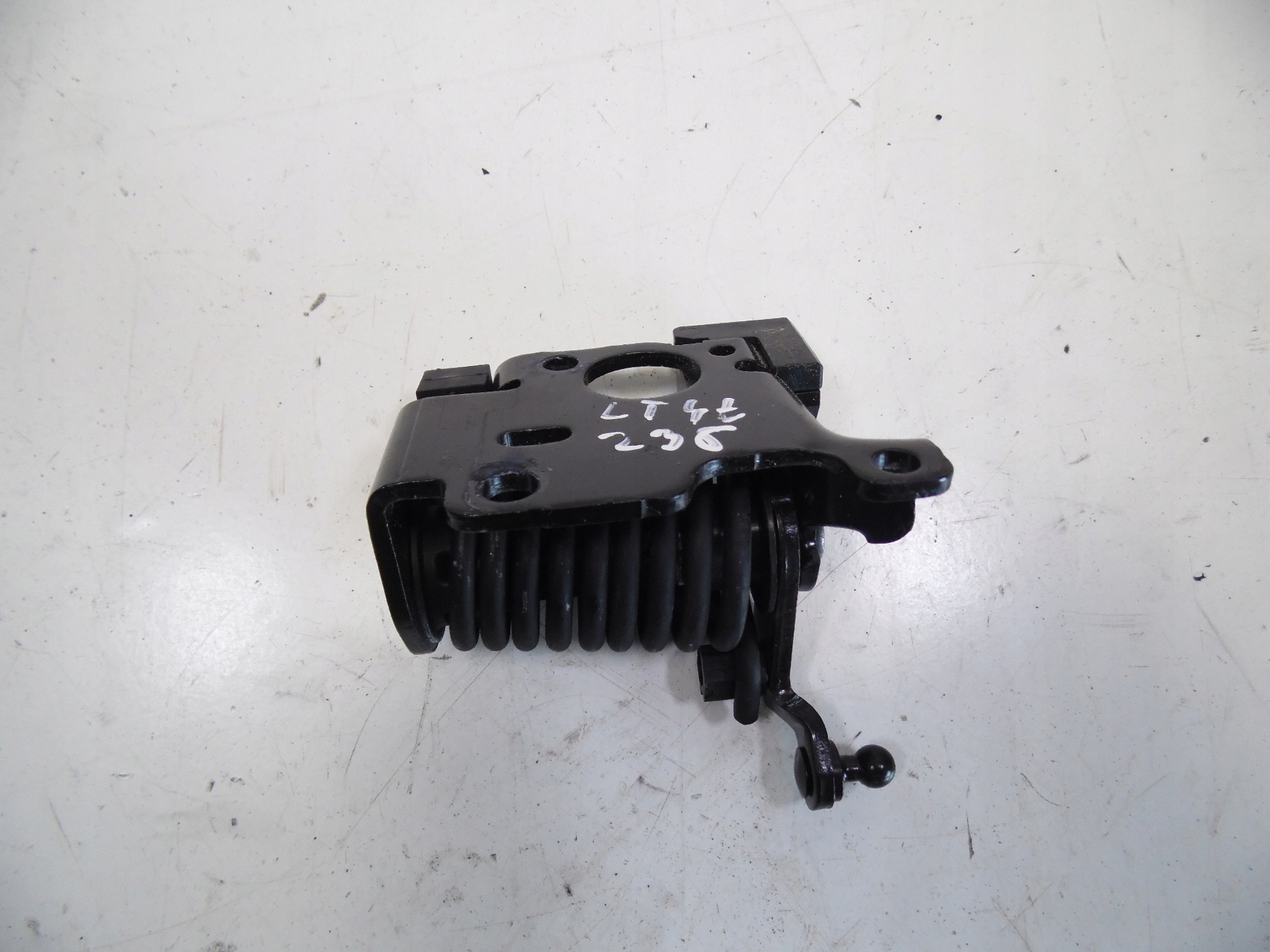 2387580100 - Петля крышки багажника MERCEDES W238 левая