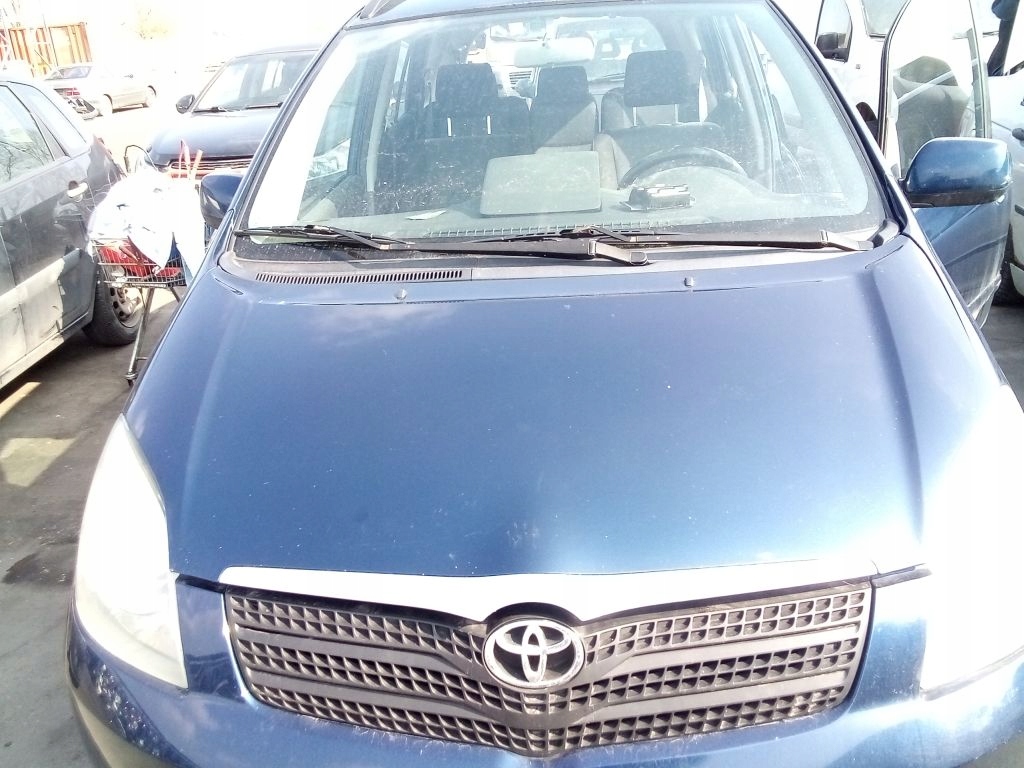 Toyota Corolla Verso and bonnet