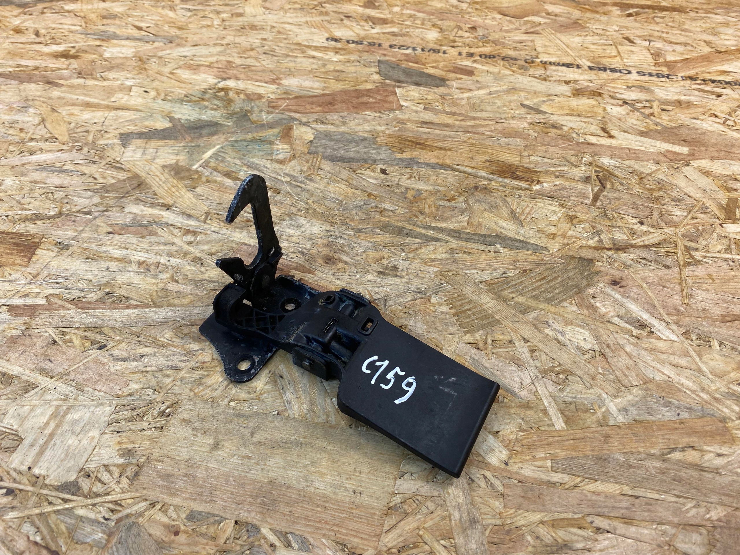 Audi OEu0823480a замок крышки двигателя