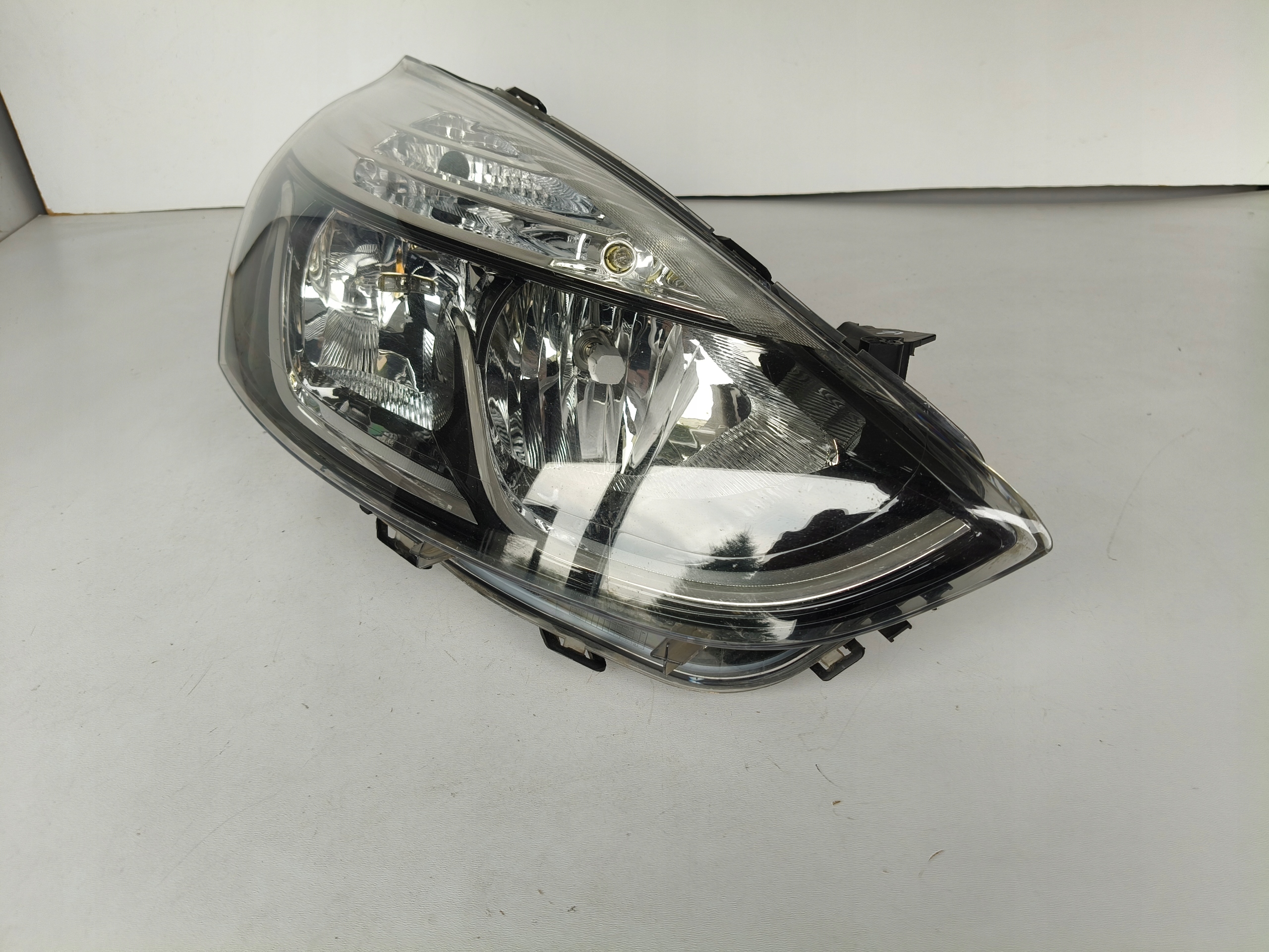 light right REFLEKTOR RENAULT CLIO IV 12