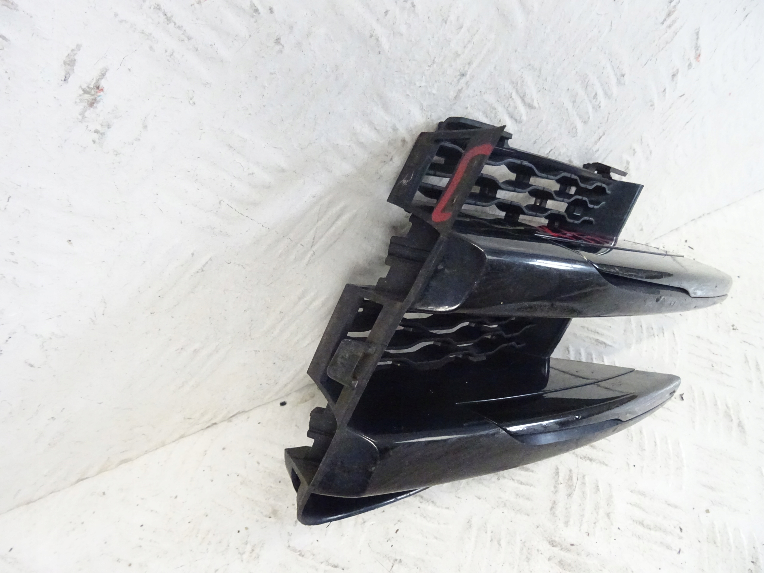 grid of a bumper front front right RANGE ROVER VELAR L560 J8A2-17E853-AB