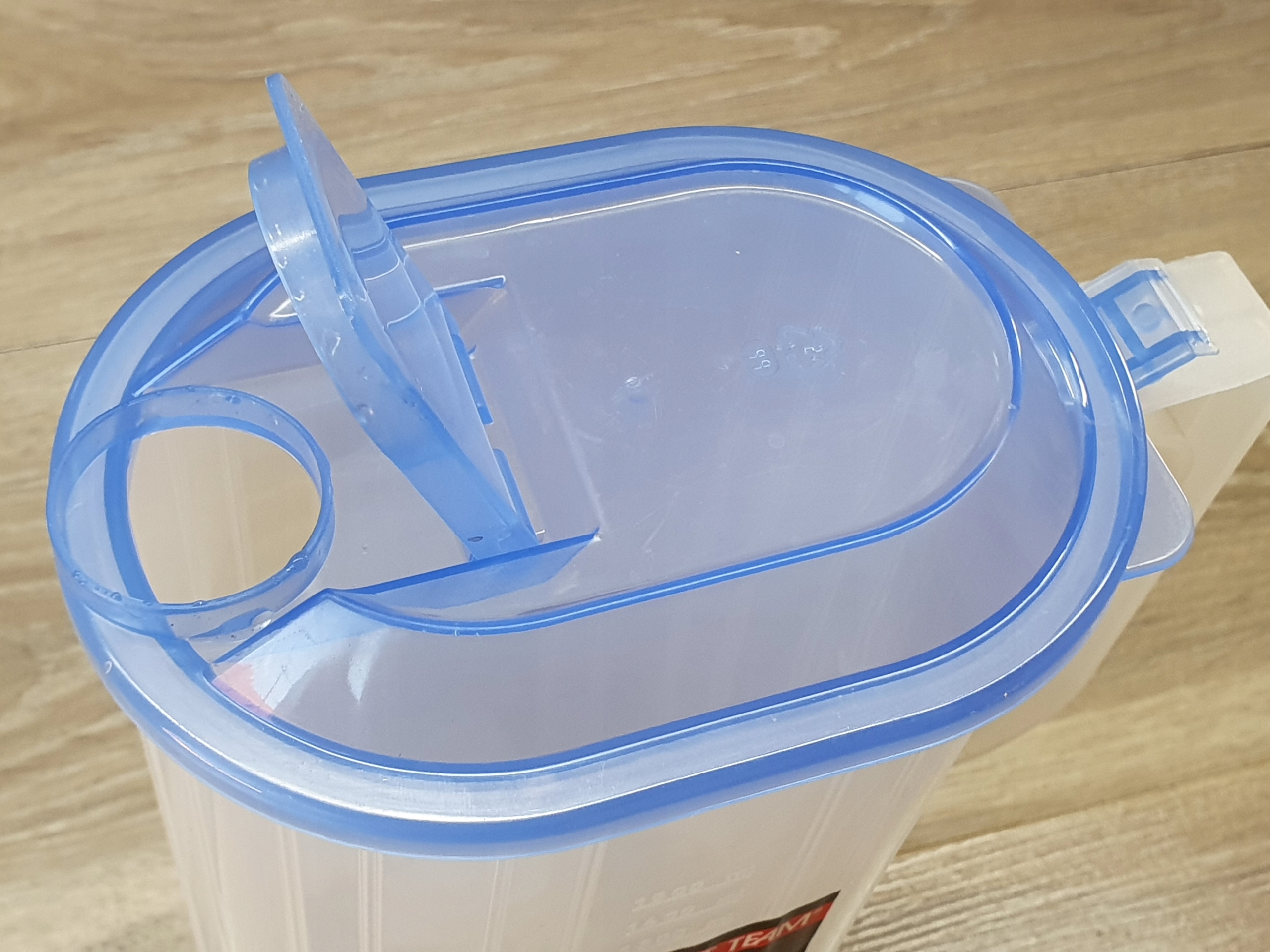 DZBANEK DO NAPOJÓW PLASTIK ZAMKNIĘCIE 1,5 L Marka Lubiana