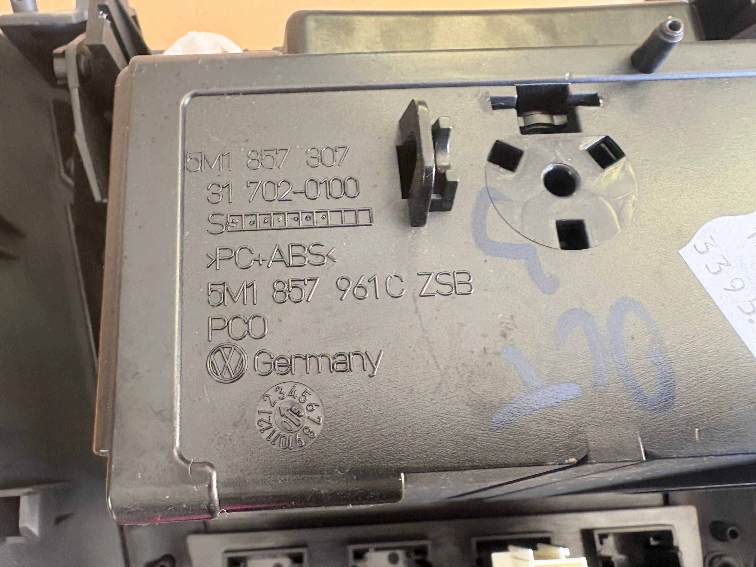 VW GOLF plus TUNEL central PANEL passenger compartment 5M1857961C