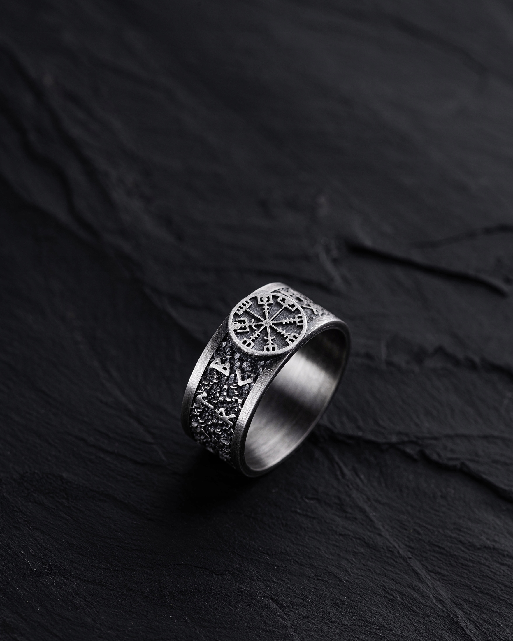 Srebrny pierścień VEGVISIR WITH RUNES 19.5 Materiał srebro