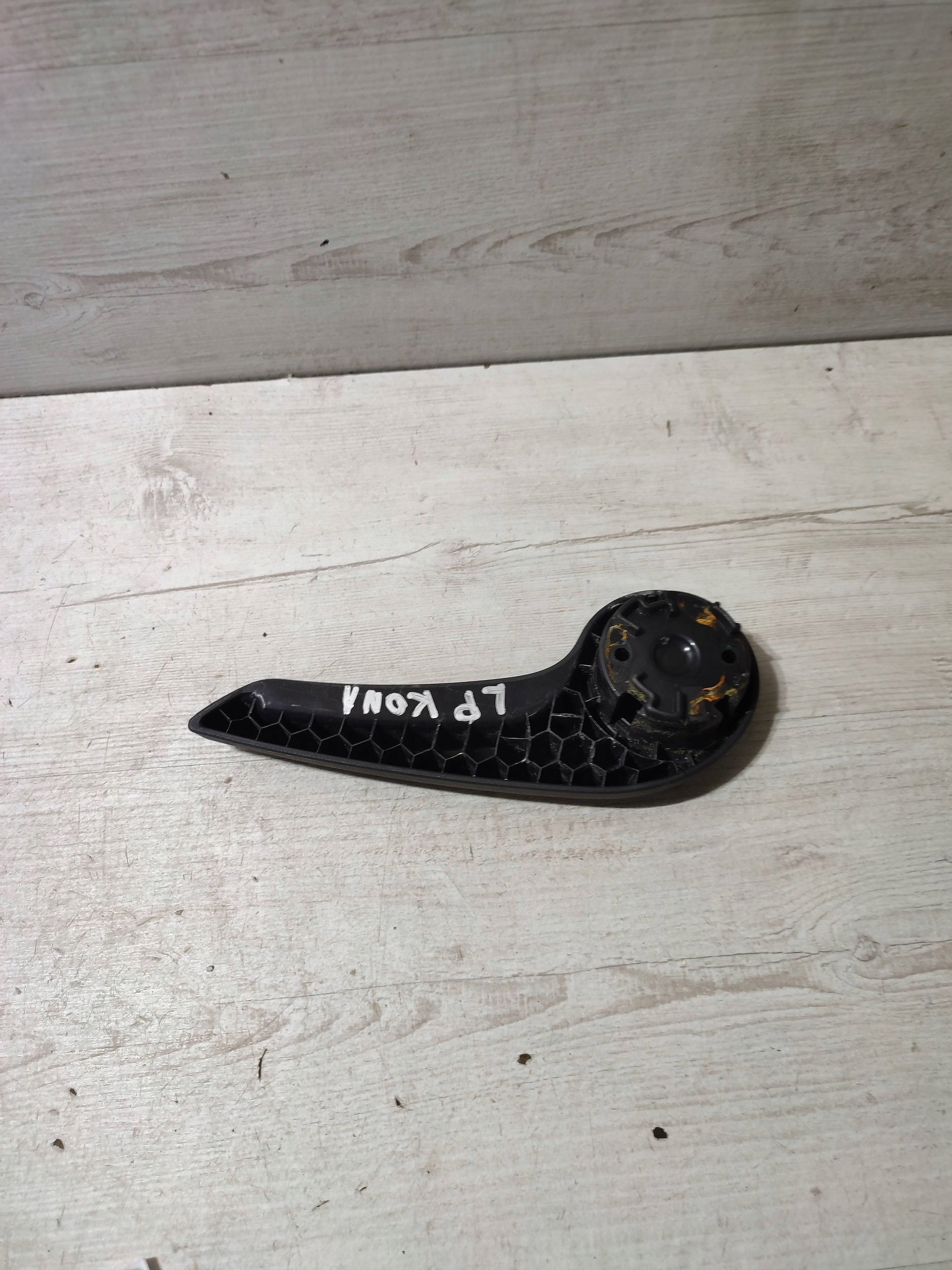 Hyundai Kona and 2018 front side left Pokretlo regulacyjne seat handle
