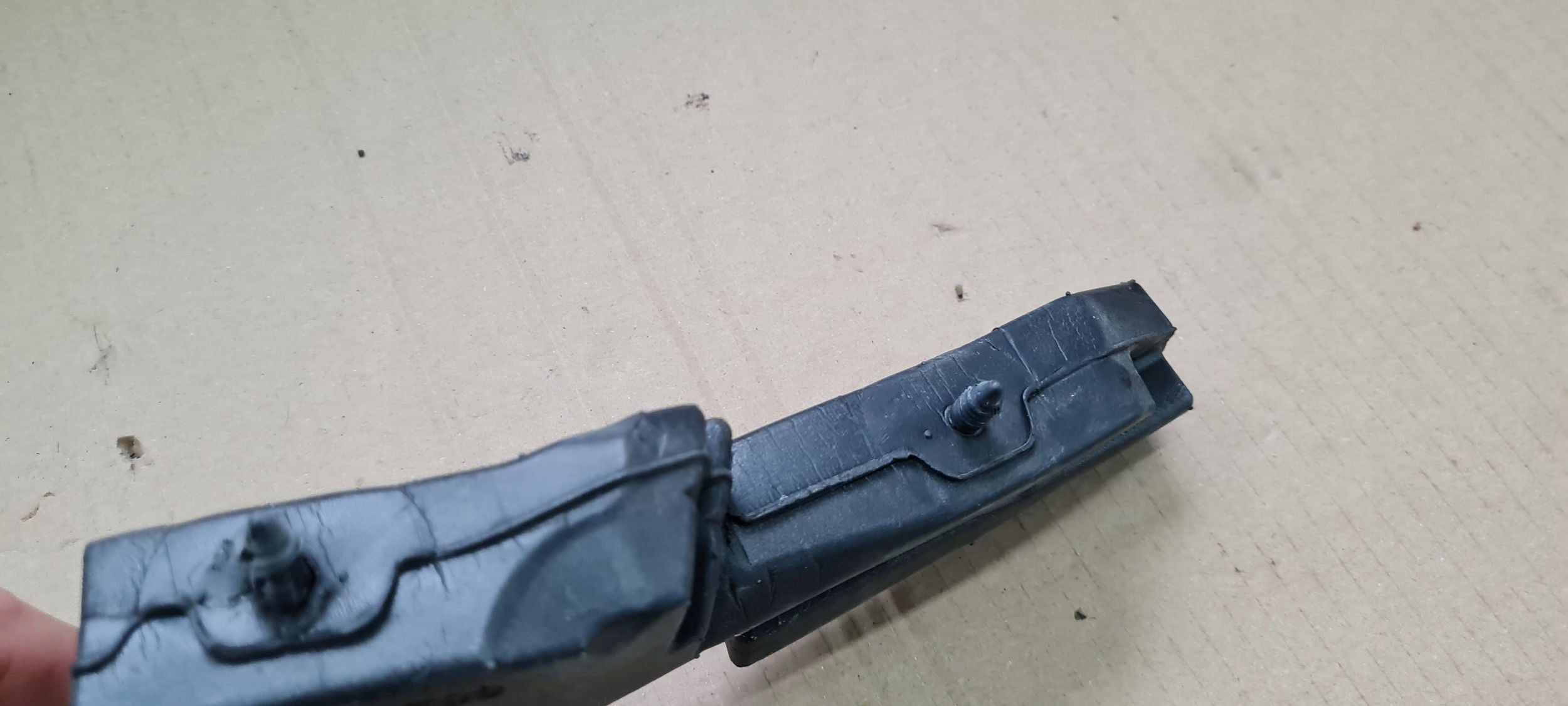Chrysler Pacifica 2022 gasket under the window PIANKA under the window 68281476A