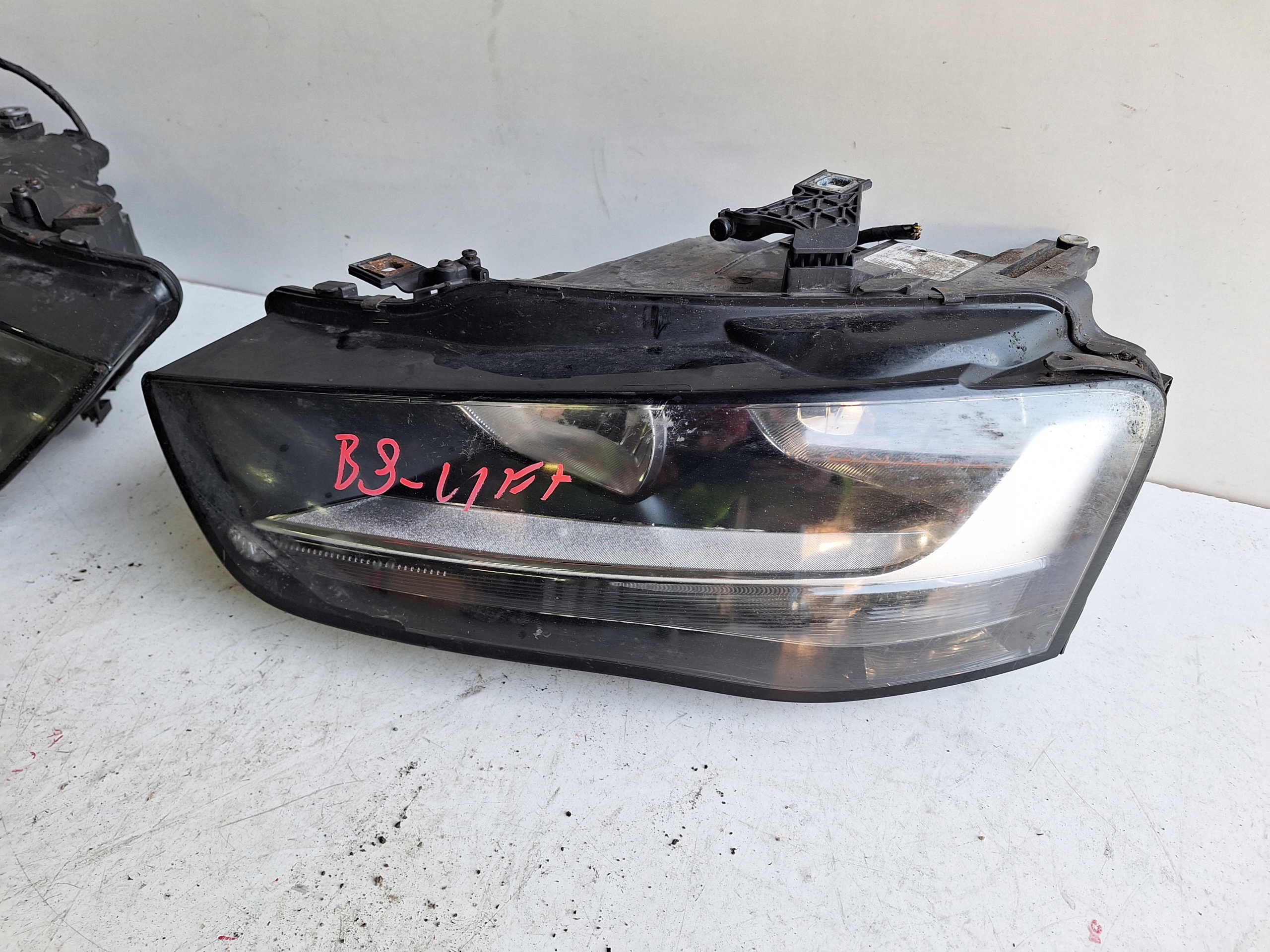 AUDI A4 B8 8K LIFT 11-16 light right UK