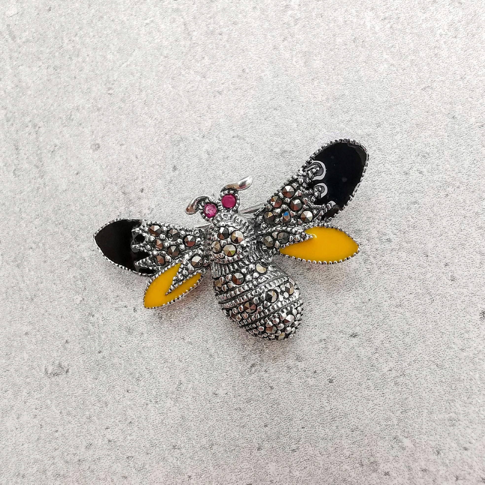 Stříbrná brož včela