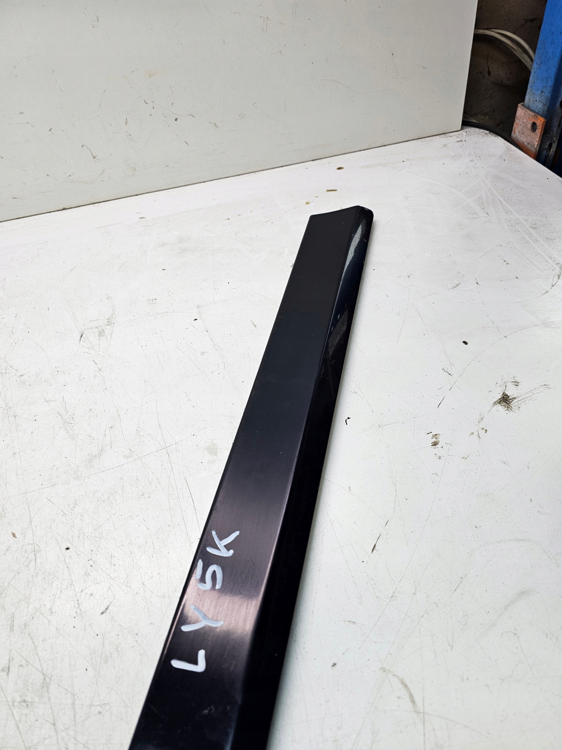 moulding door lower left front AUDI A4 B7 LY5K