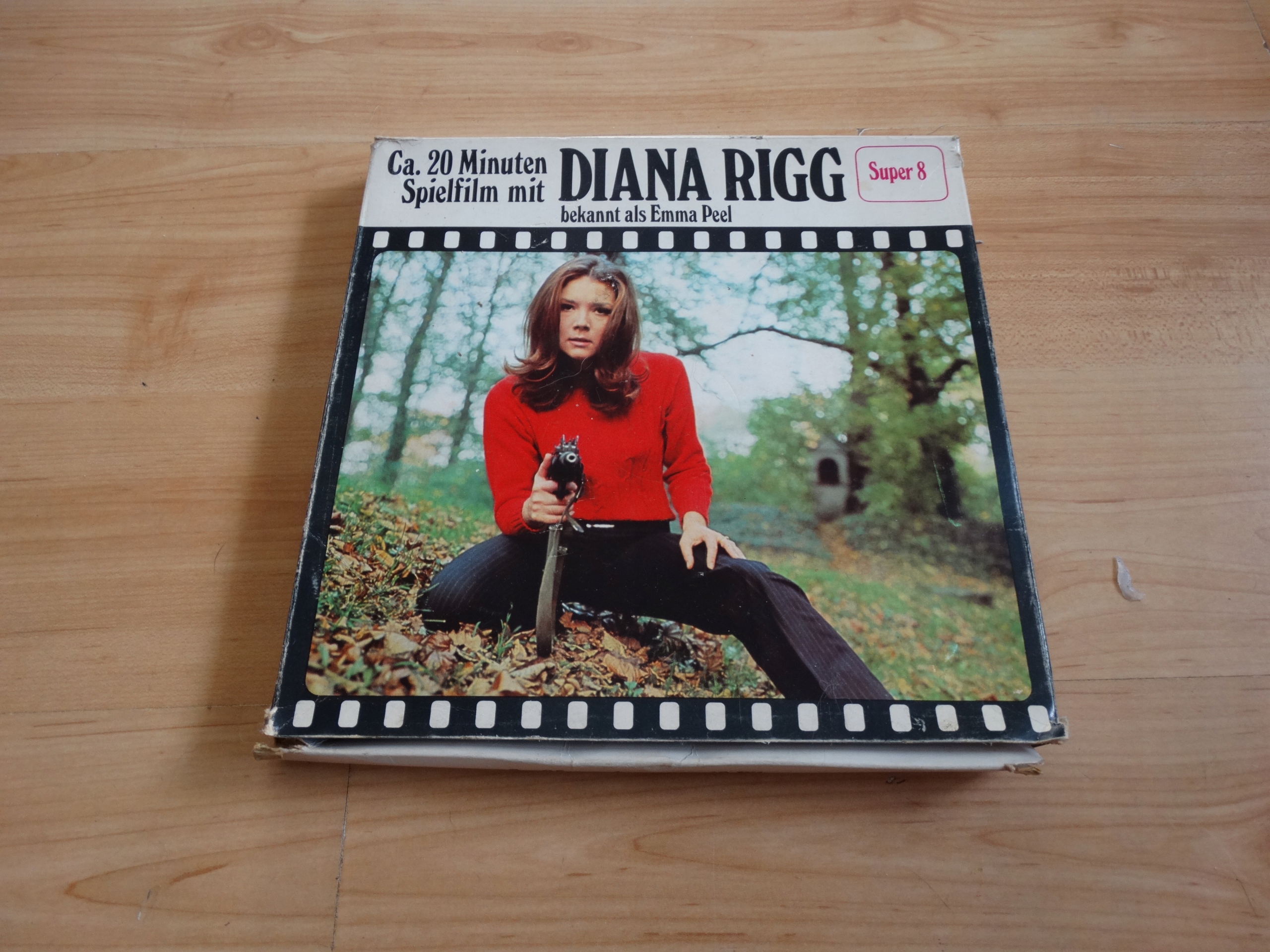 ORYGINALNY FILM 8mm W ORYGINALNYM OPAKOWANIU - DIANA RIGG